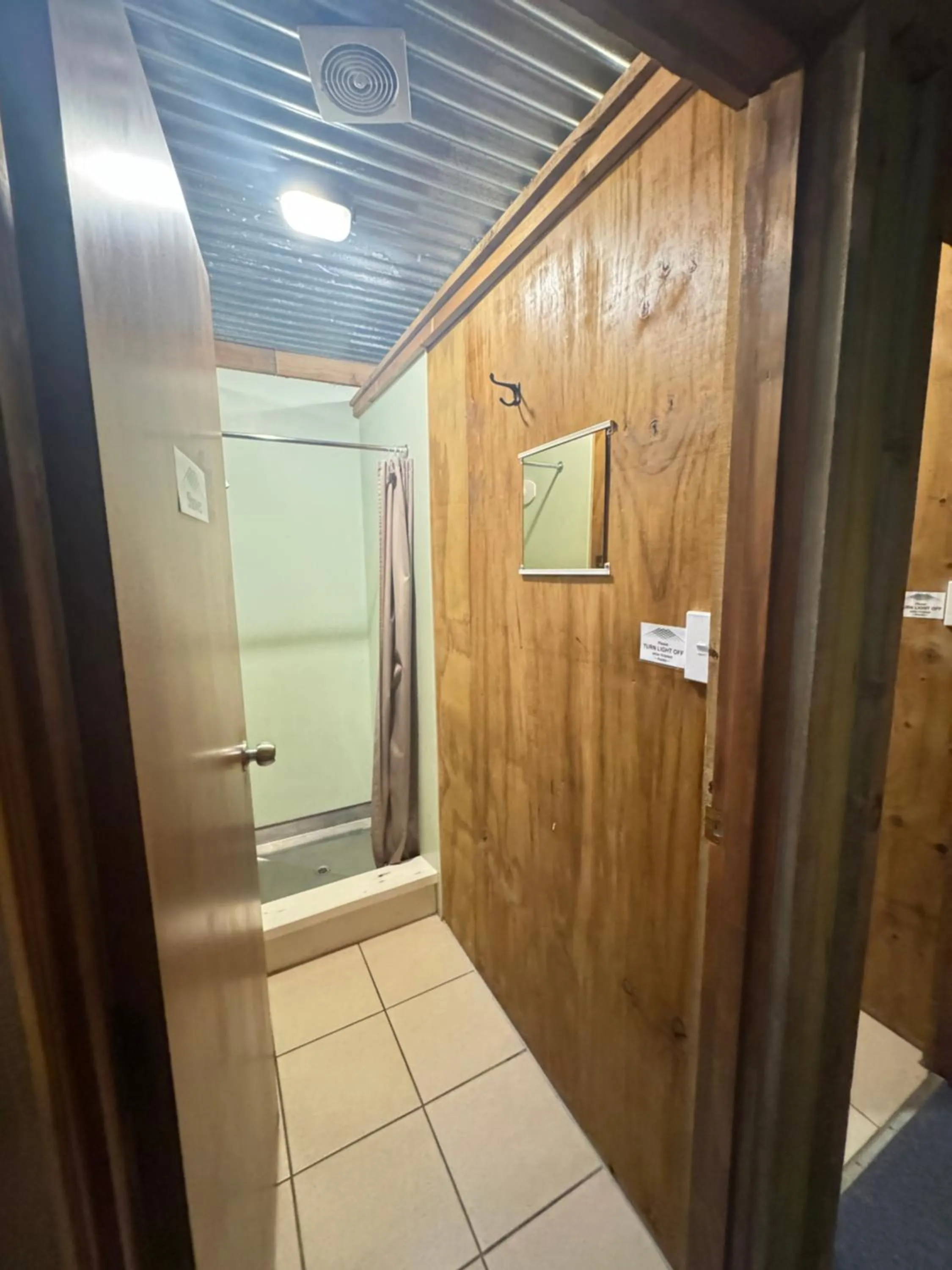Shower in The Crossing Lodge & Backpackers