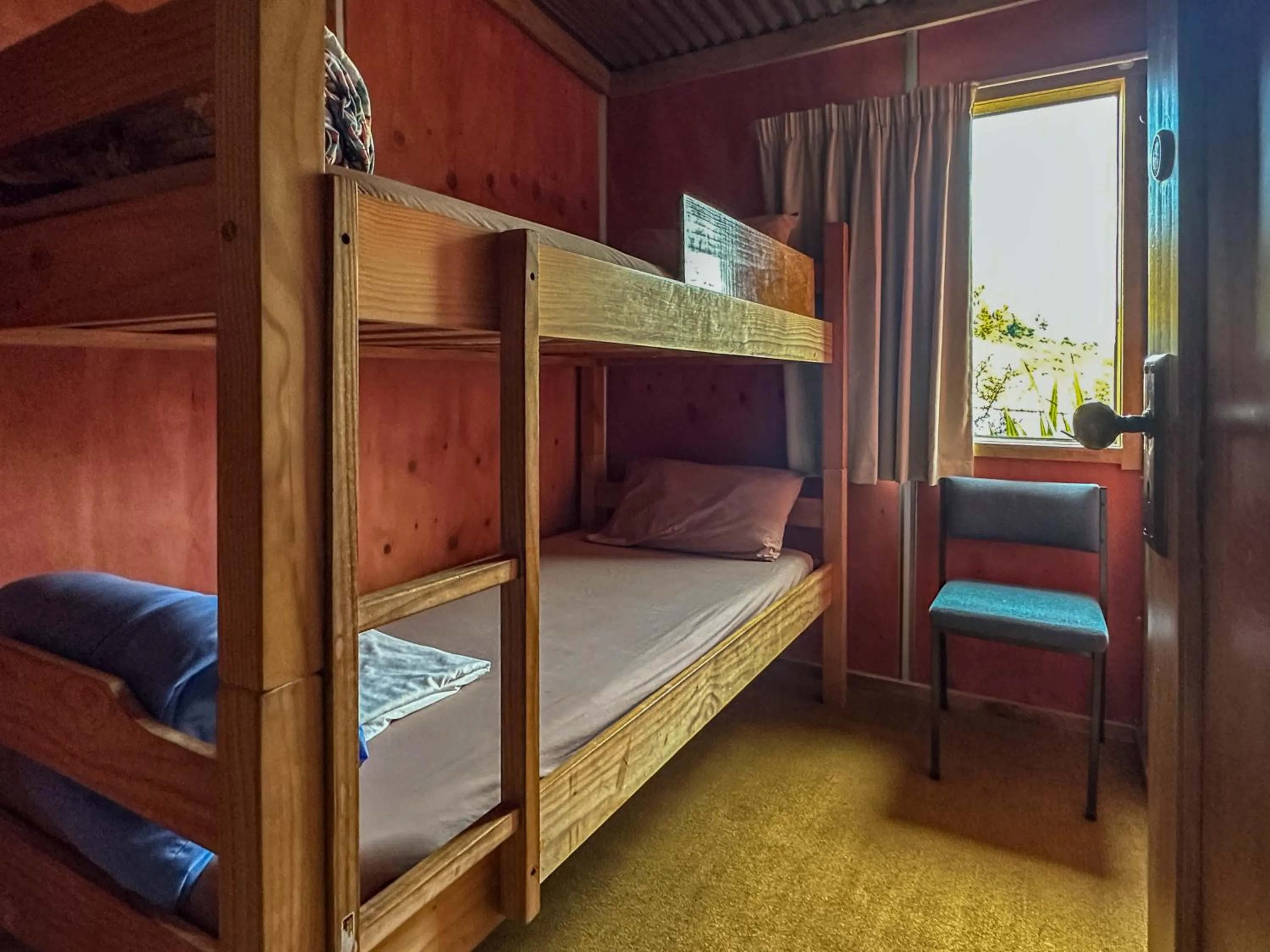 Shower, Bed in The Crossing Lodge & Backpackers