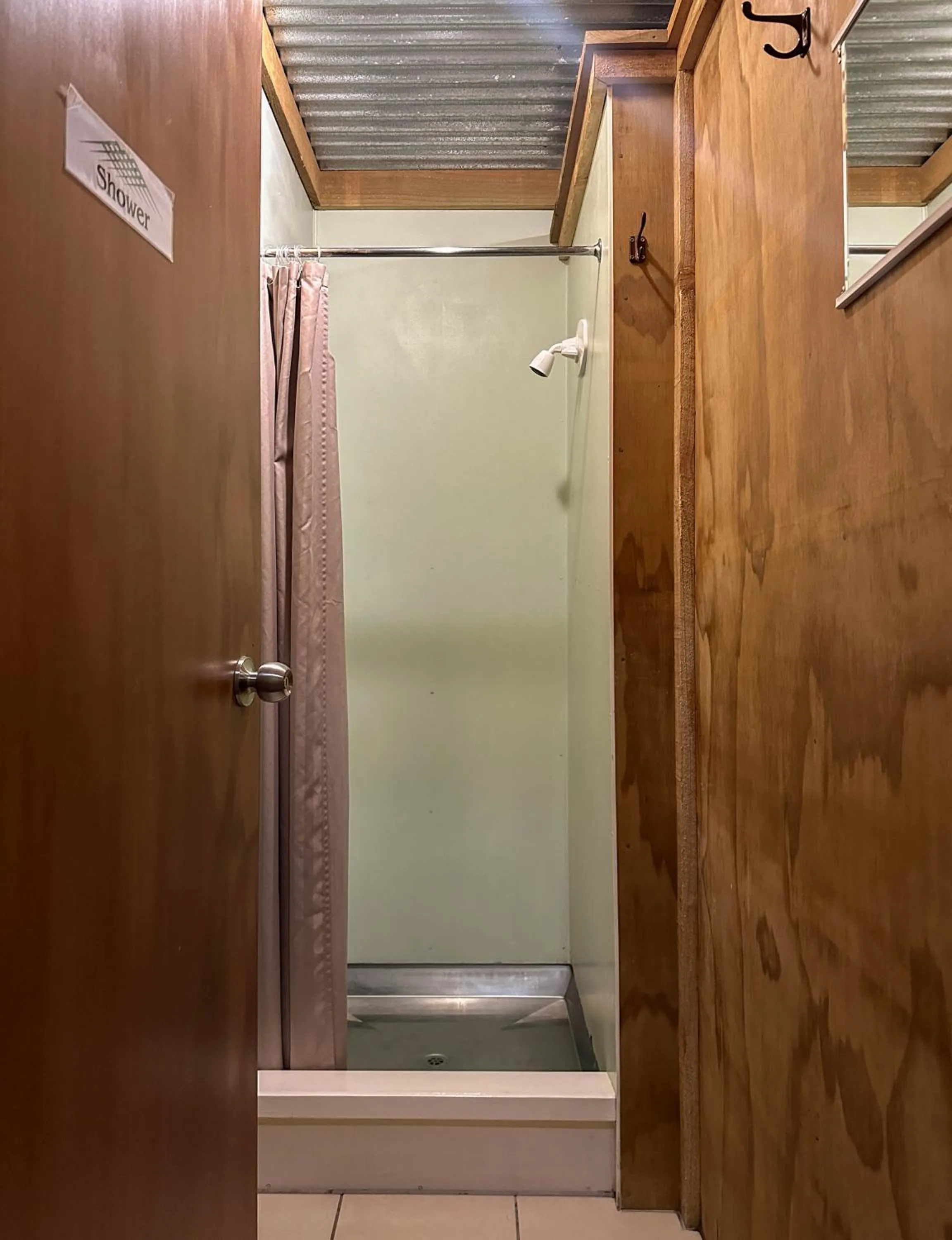 Shower in The Crossing Lodge & Backpackers