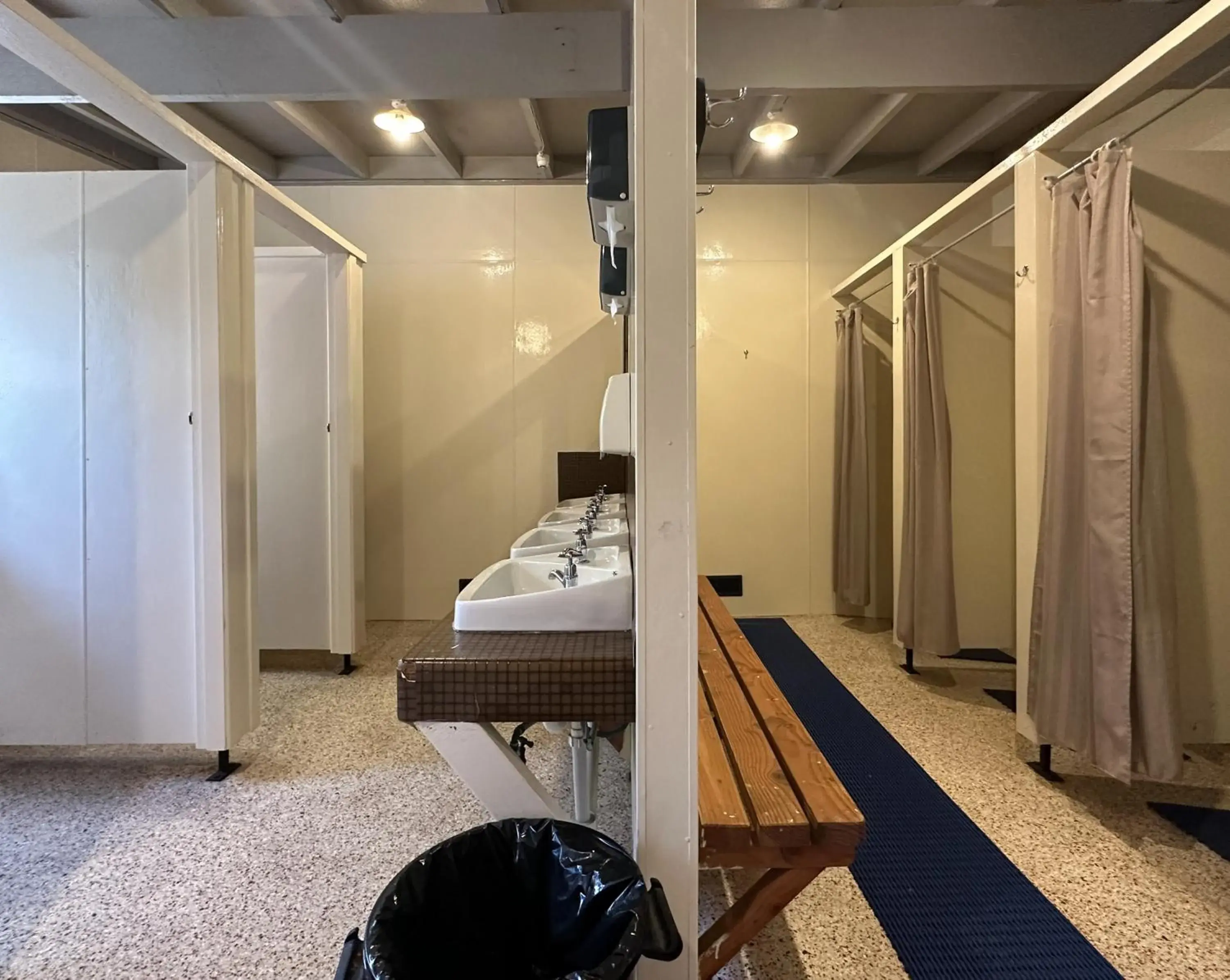 Standard Twin Room in The Crossing Lodge & Backpackers Standard Twin Room in The Crossing Lodge & Backpackers