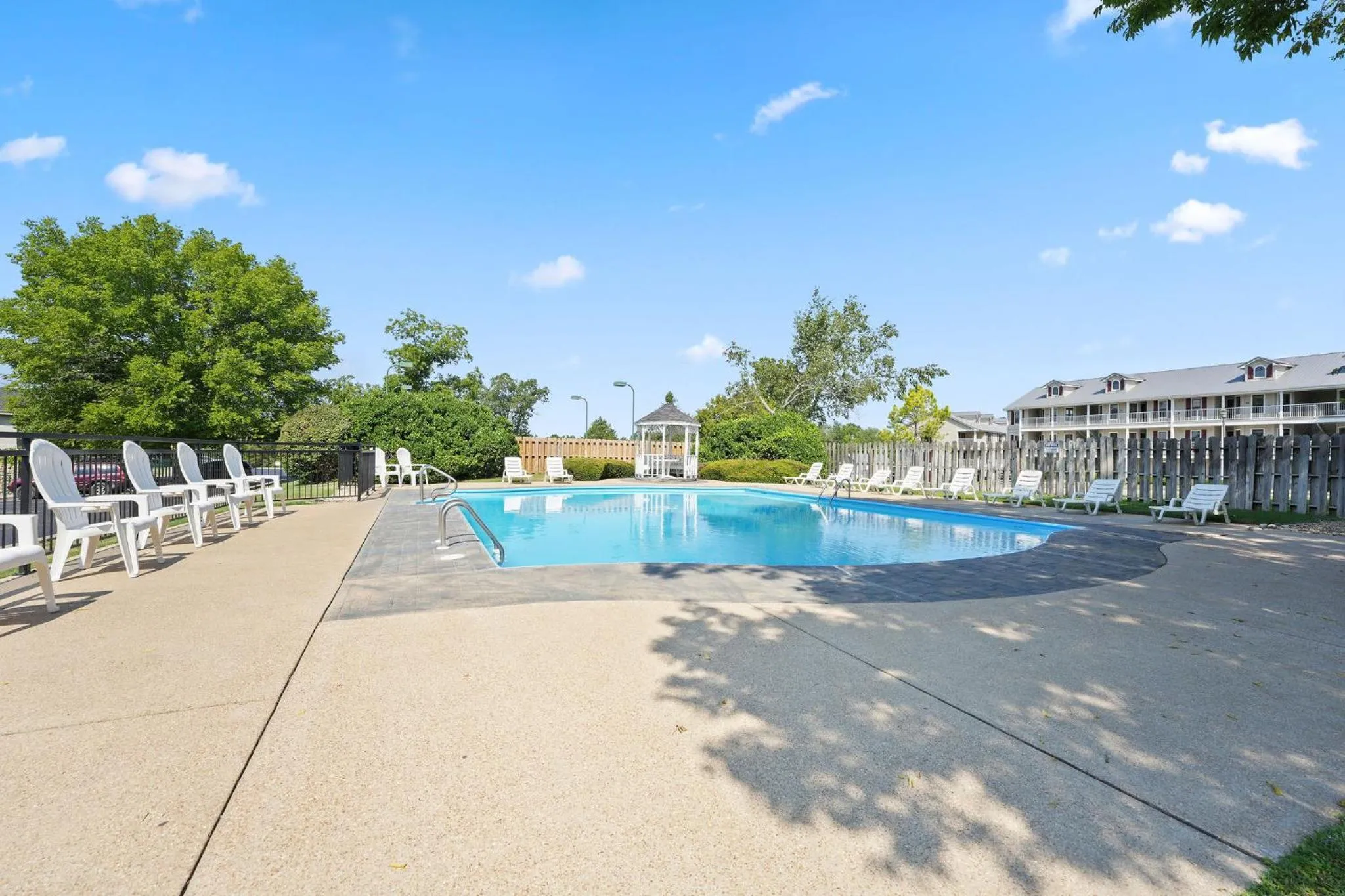 Cozy Top Floor 2BR Condo with View and Amenities!!