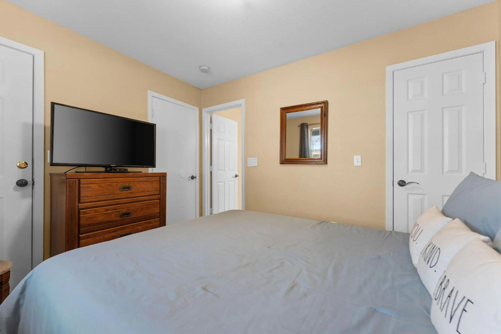 Bed in Cozy Top Floor 2BR Condo with View and Amenities!!