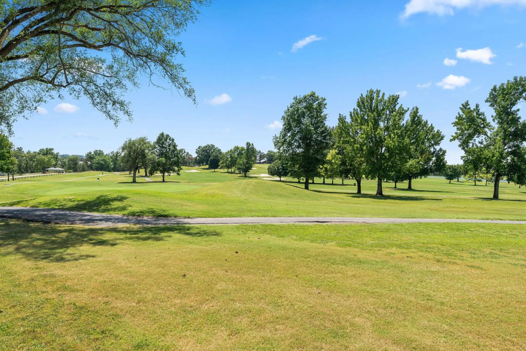 Cozy Top Floor 2BR Condo with View and Amenities!!