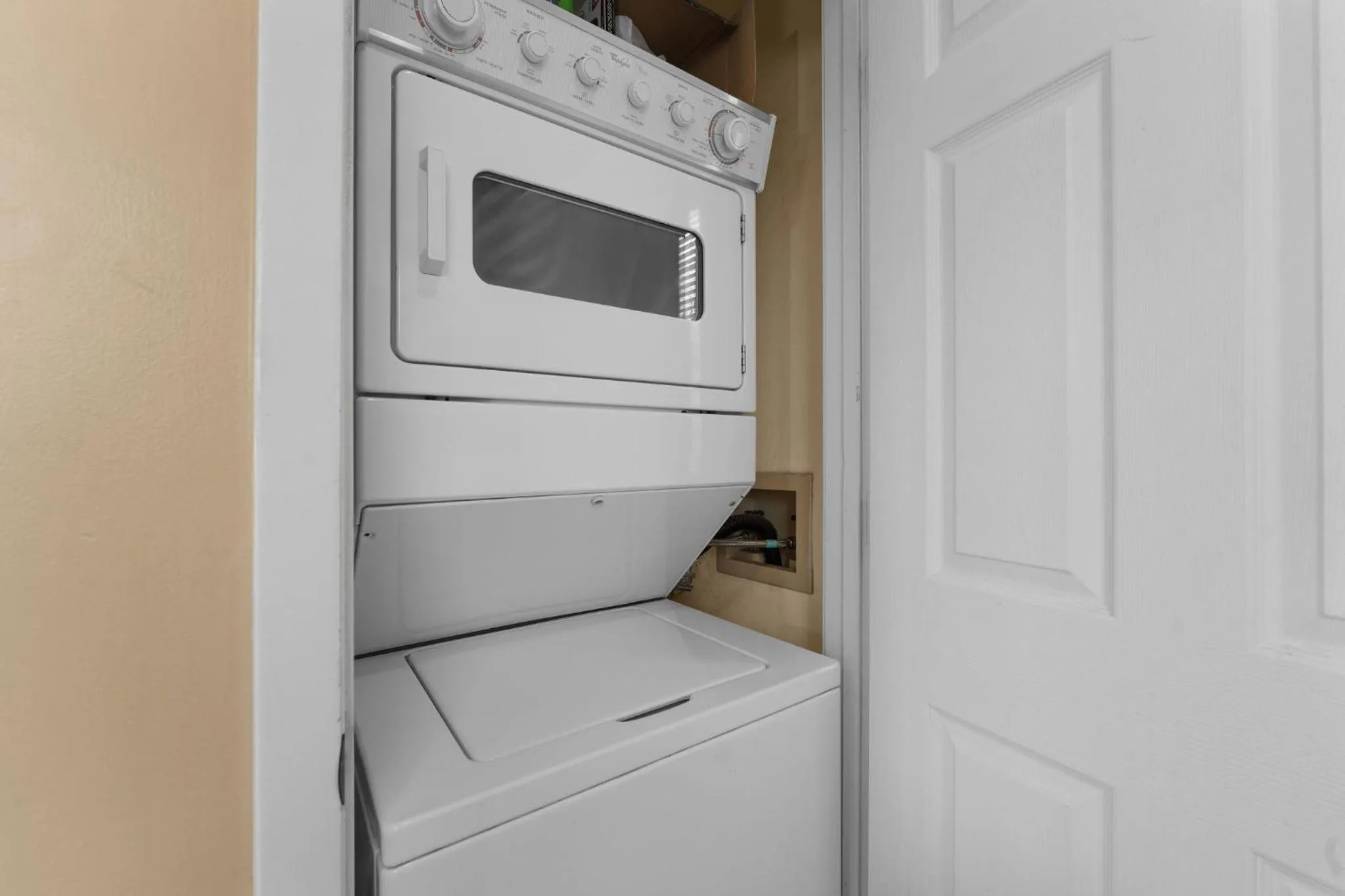 Cozy Top Floor 2BR Condo with View and Amenities!!