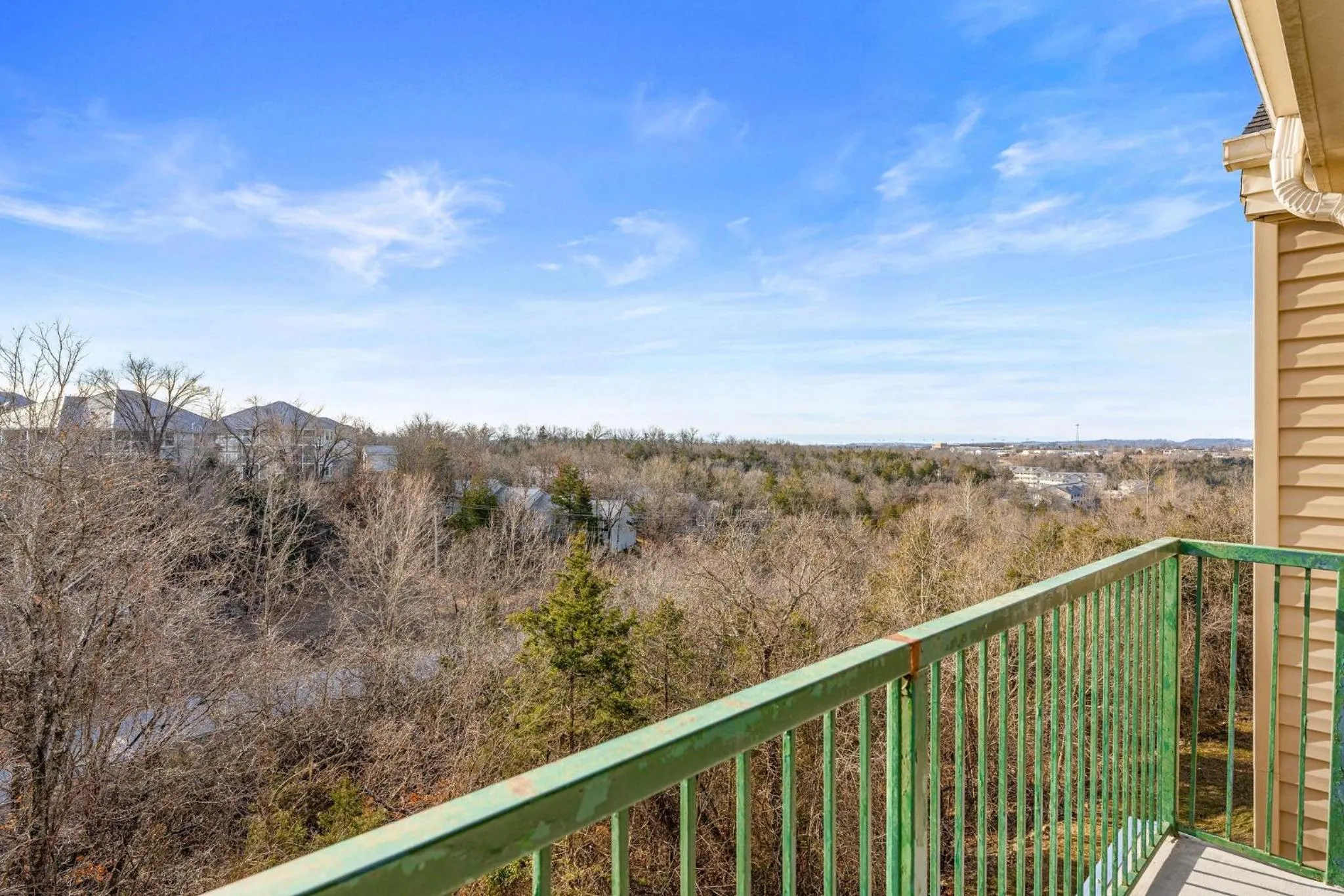Cozy Top Floor 2BR Condo with View and Amenities!!