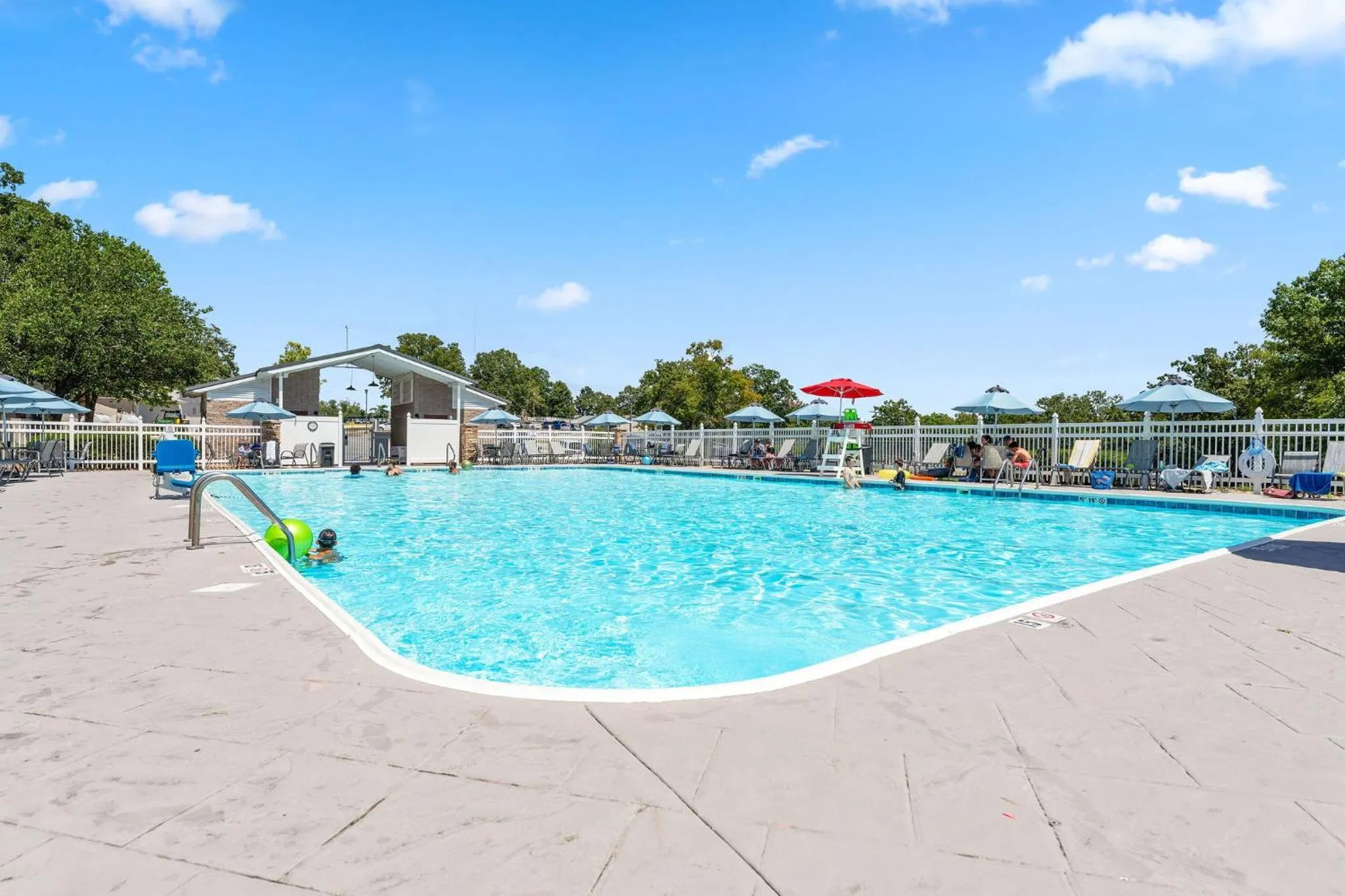 Cozy Top Floor 2BR Condo with View and Amenities!!