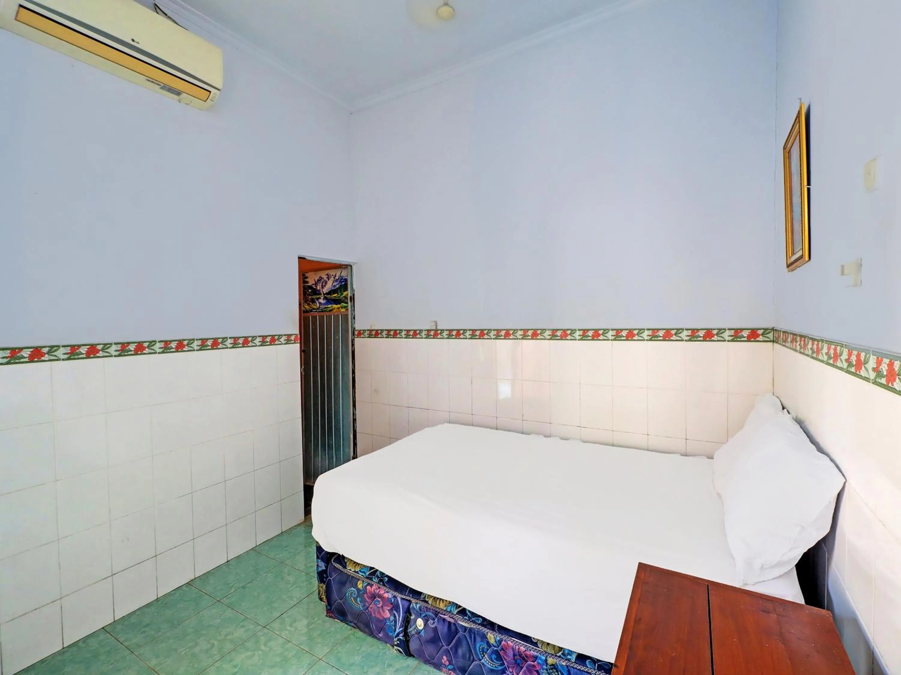 Bedroom, Bed in Hotel O Sekar Jagat Near Pantai Baluk Rening