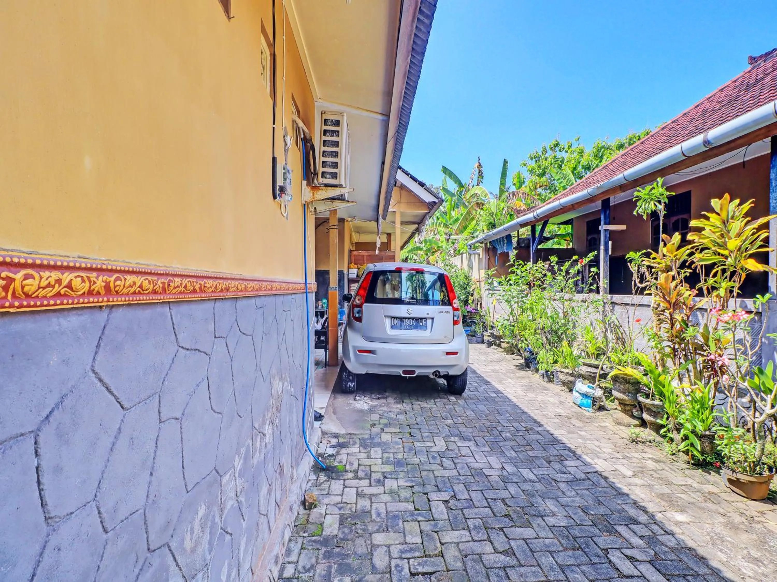 Parking in Hotel O Sekar Jagat Near Pantai Baluk Rening