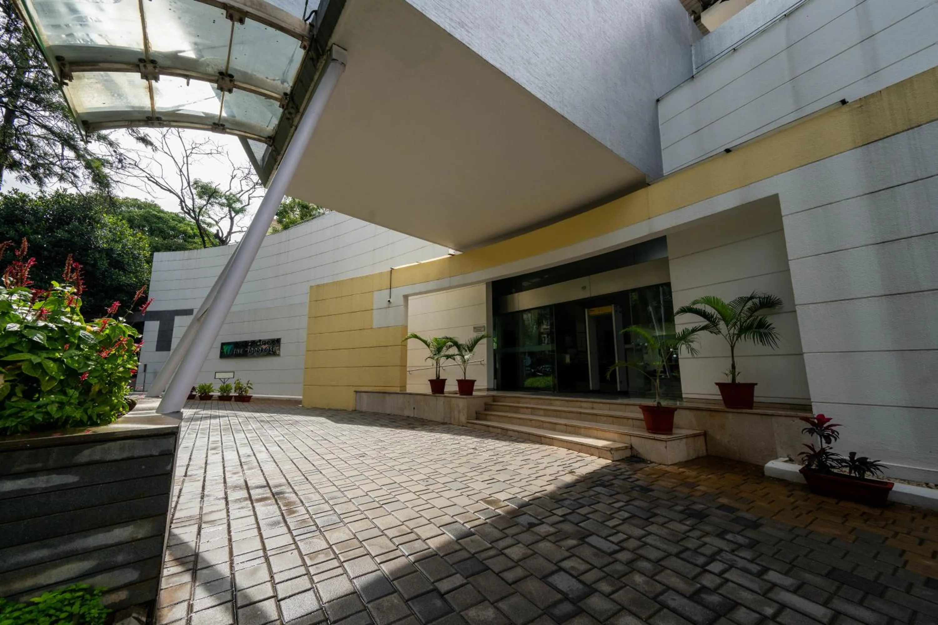 Facade/entrance in THE WOODROSE