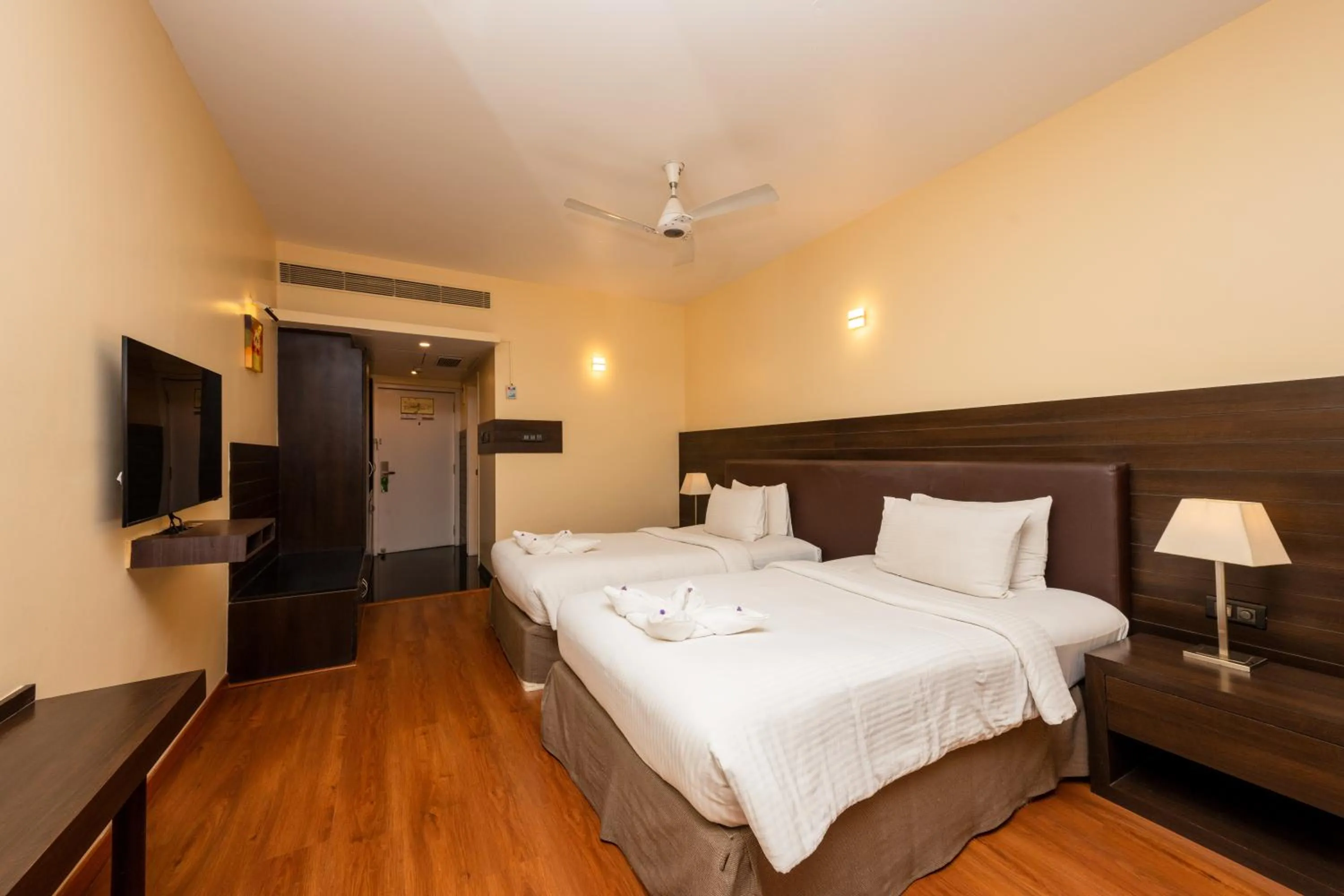 Photo of the whole room, Bed in THE WOODROSE