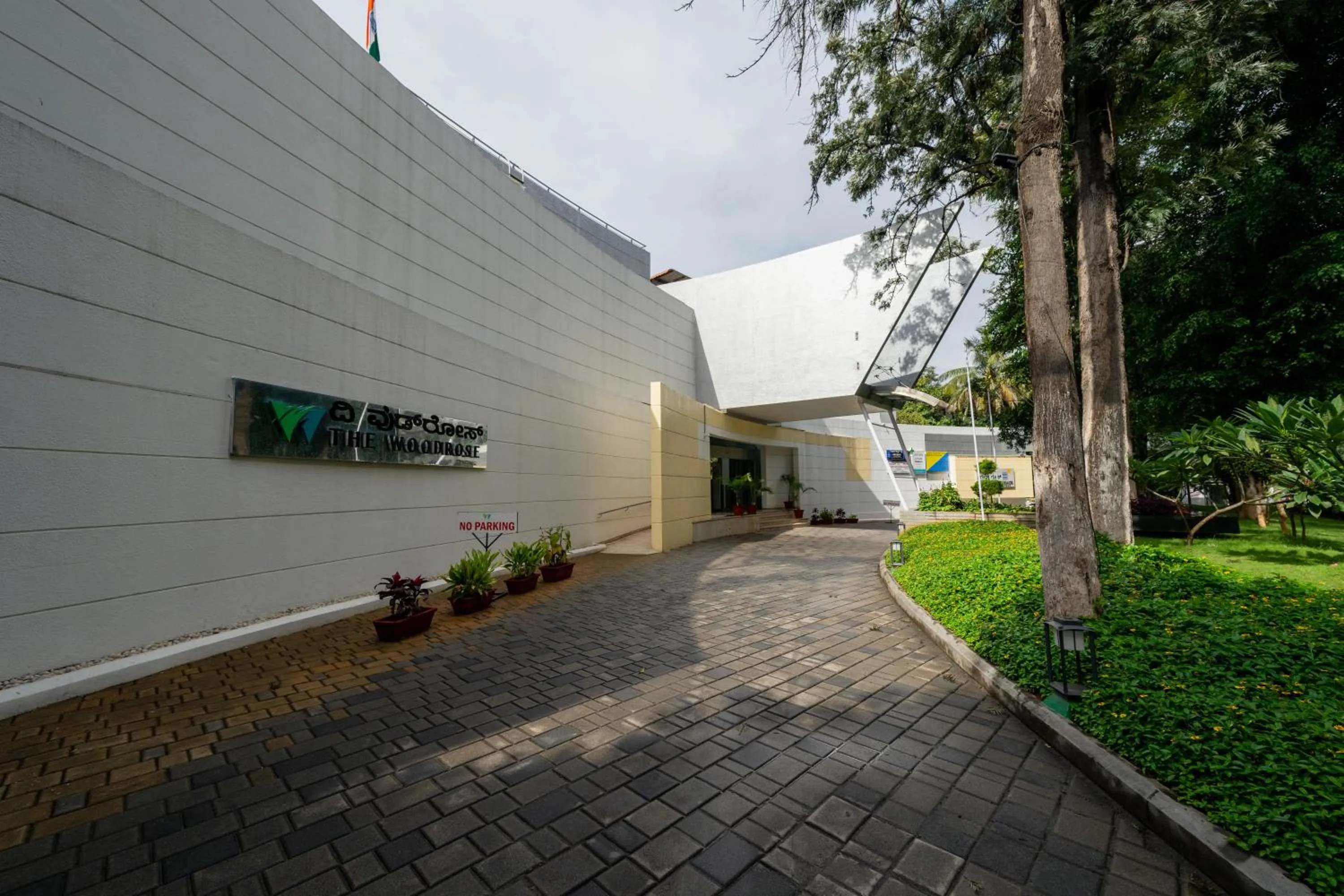 Facade/entrance in THE WOODROSE