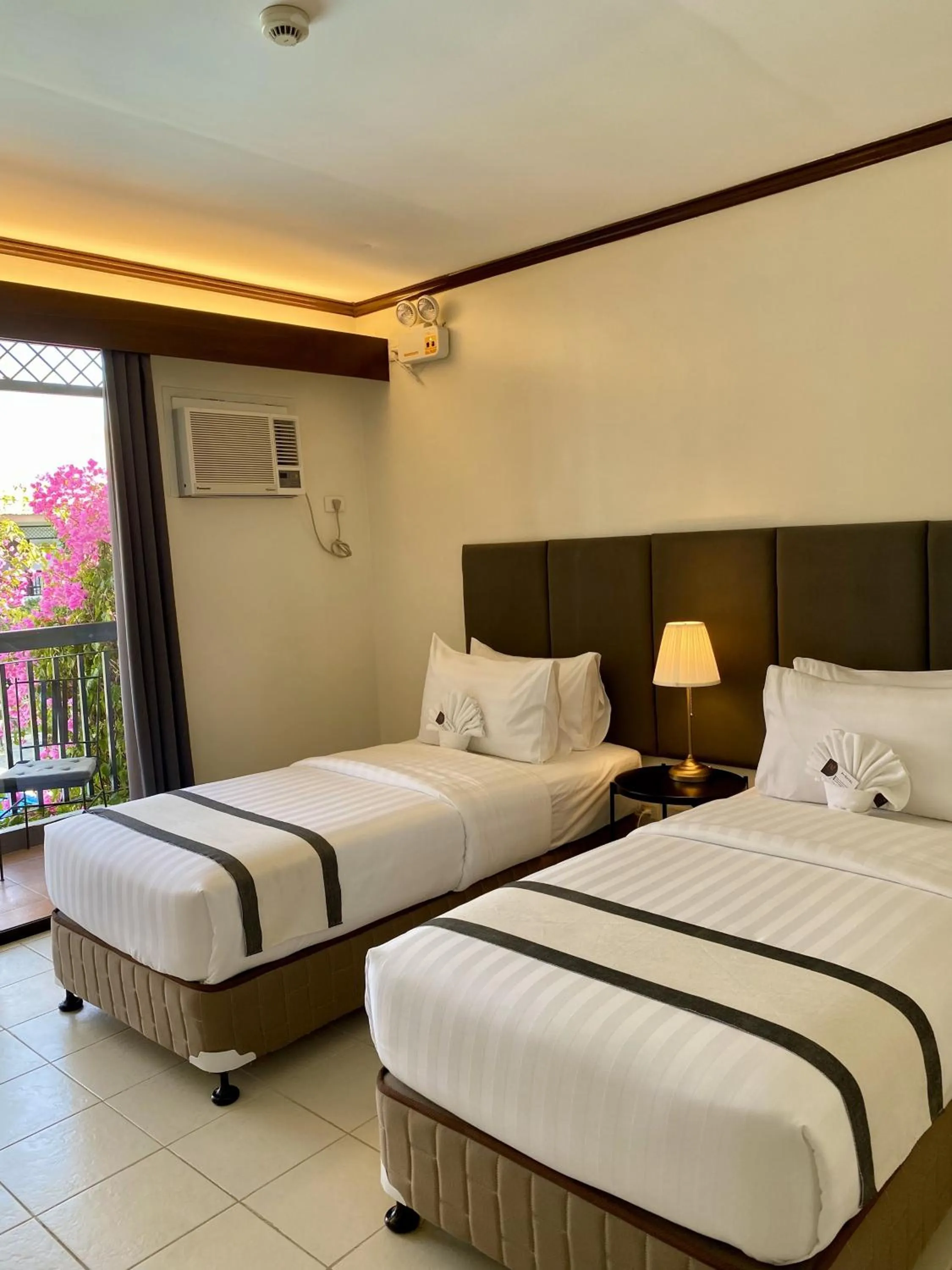 Bed in Plaza Del Norte Hotel and Convention Center