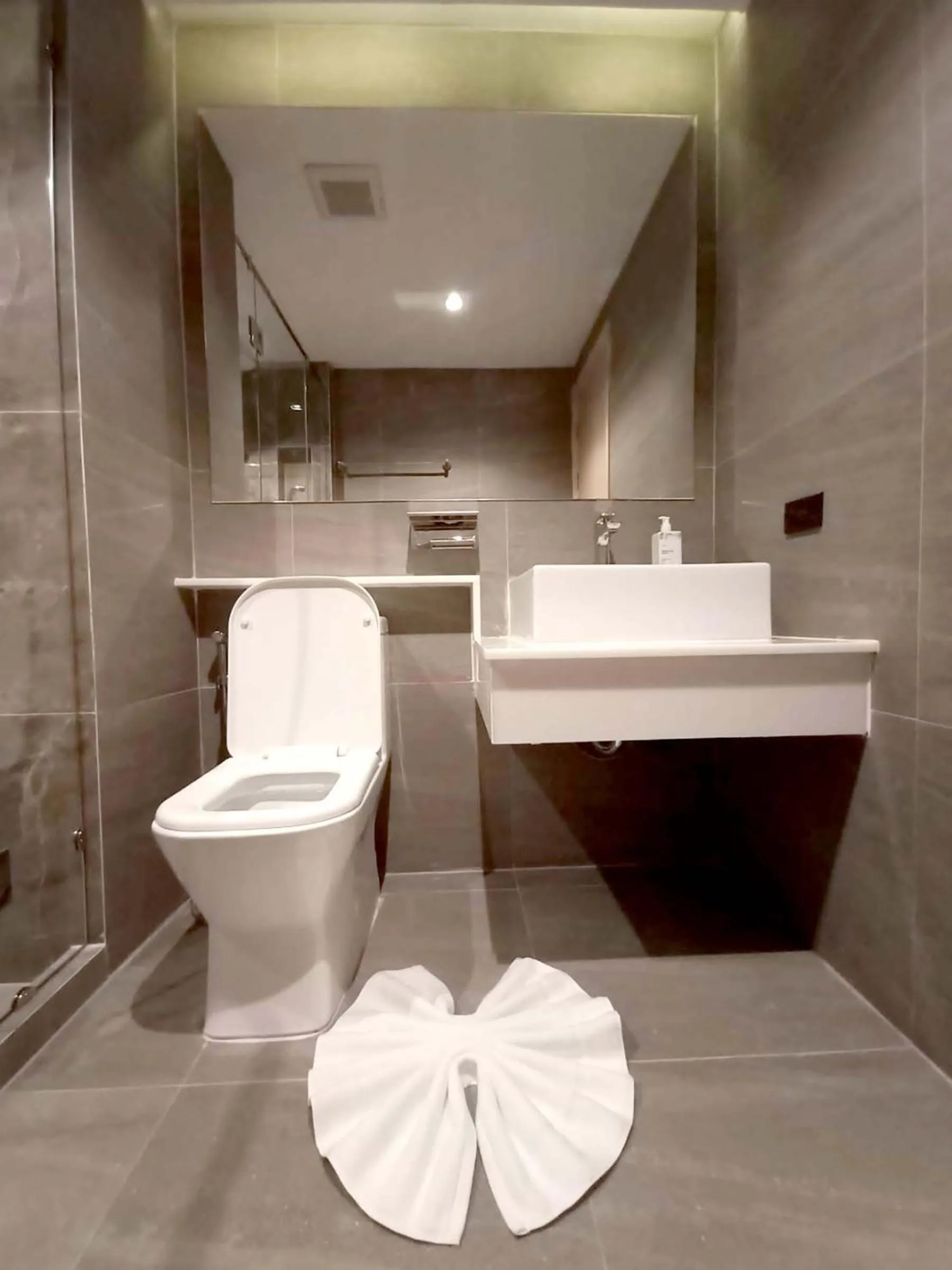 Toilet in The 9 Residence Hotel