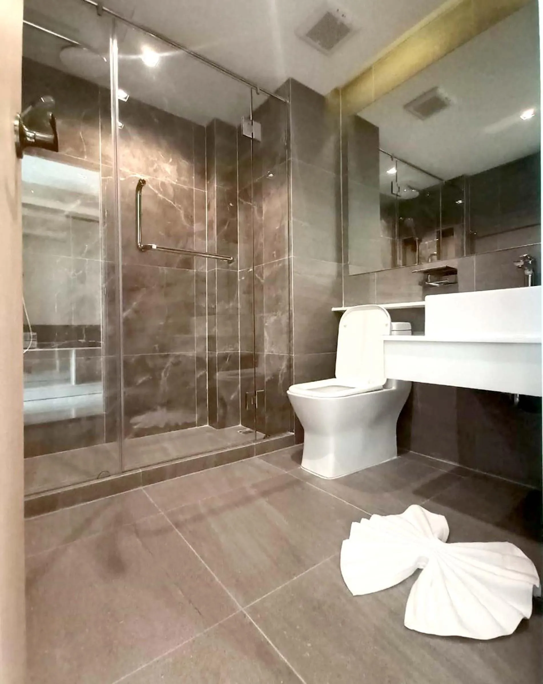 Toilet in The 9 Residence Hotel