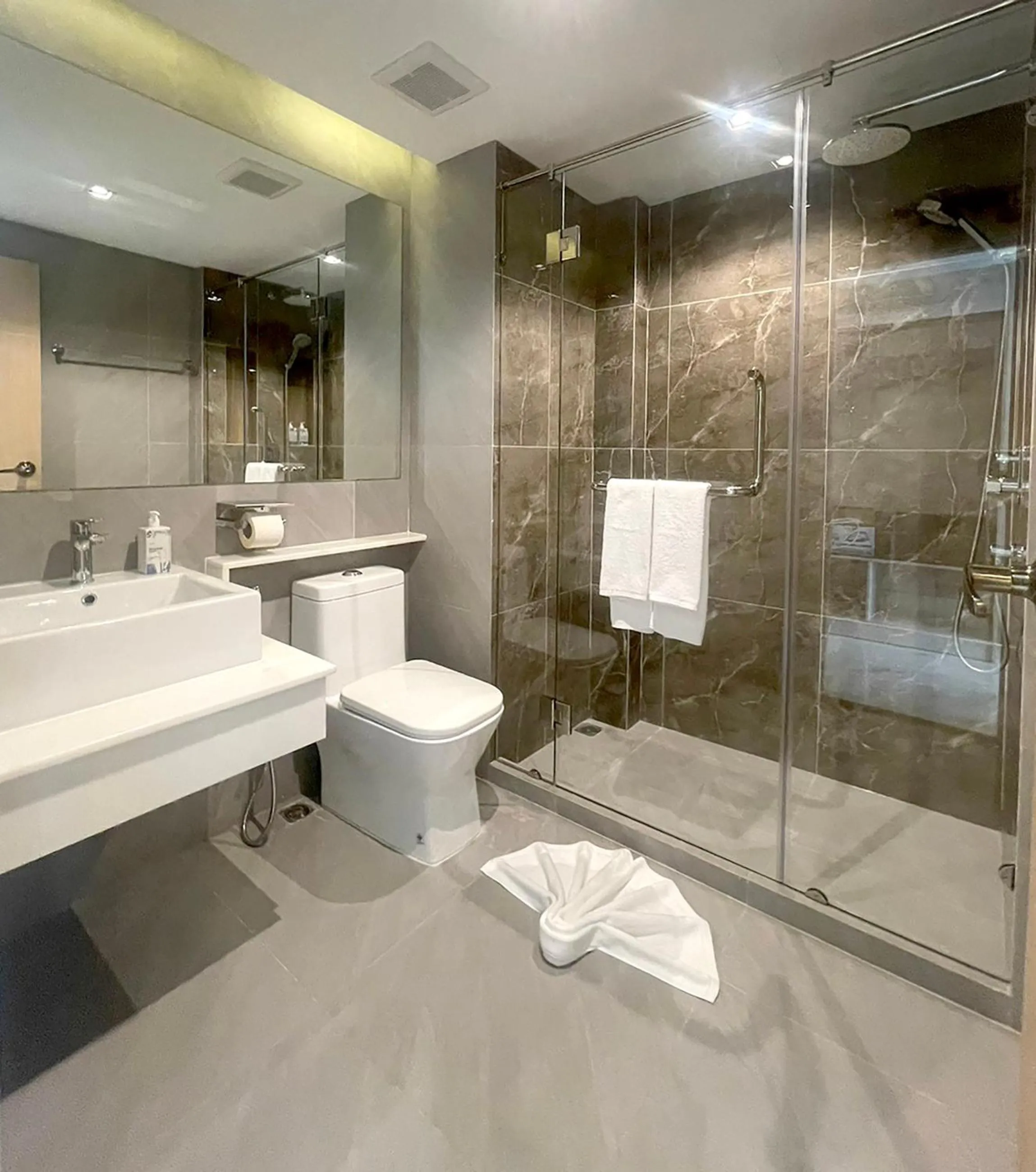 Toilet in The 9 Residence Hotel