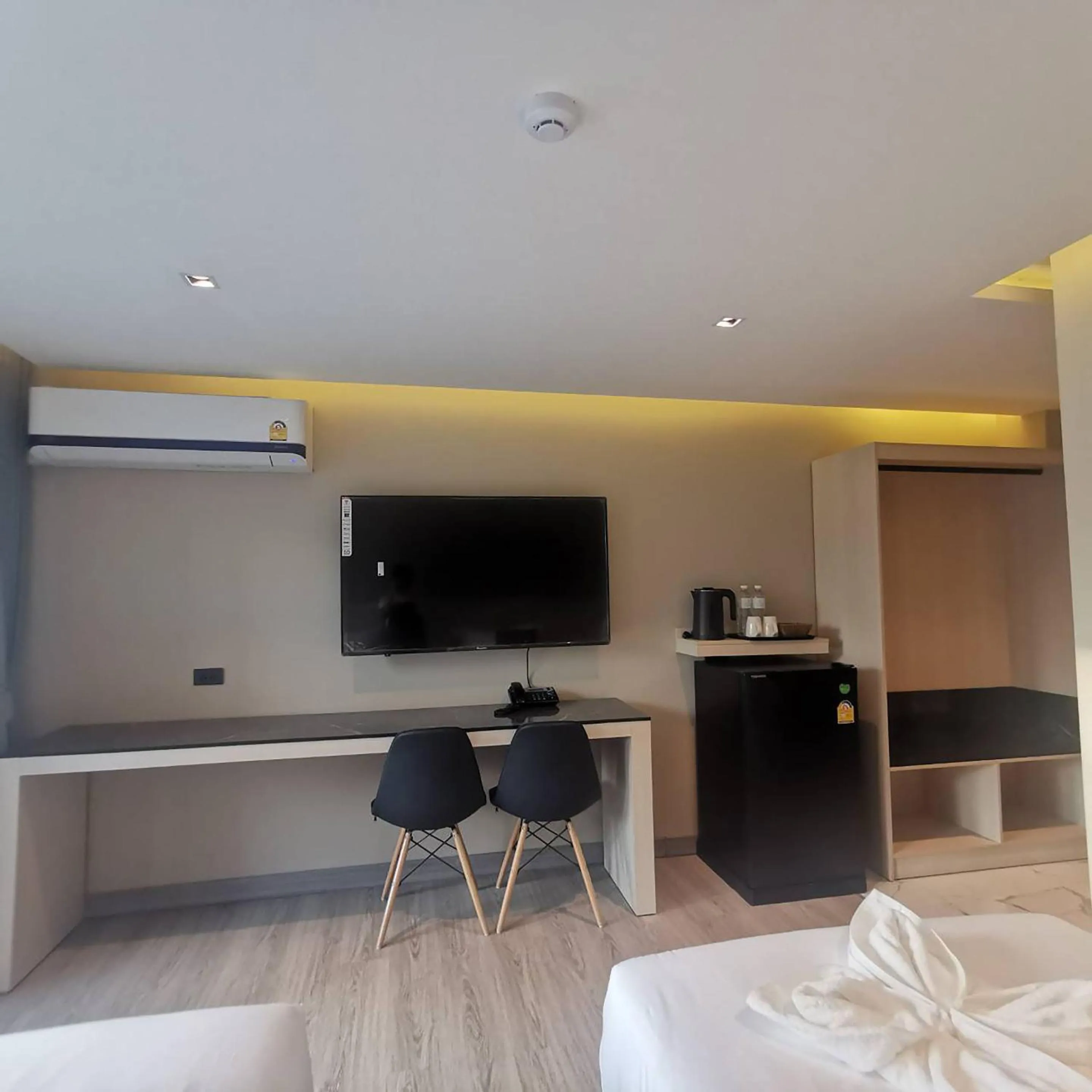 Seating area, Bed in The 9 Residence Hotel