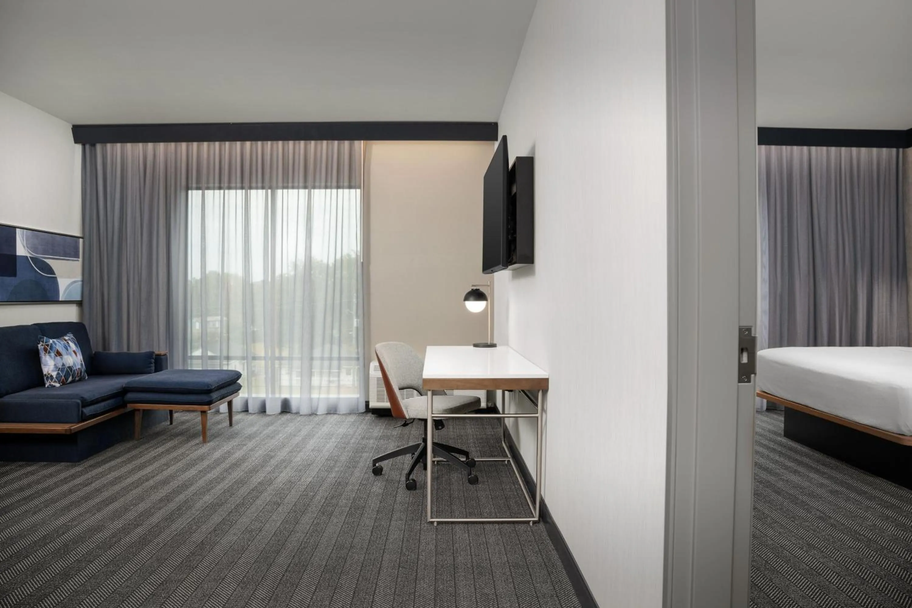 Living room in Courtyard by Marriott Northport