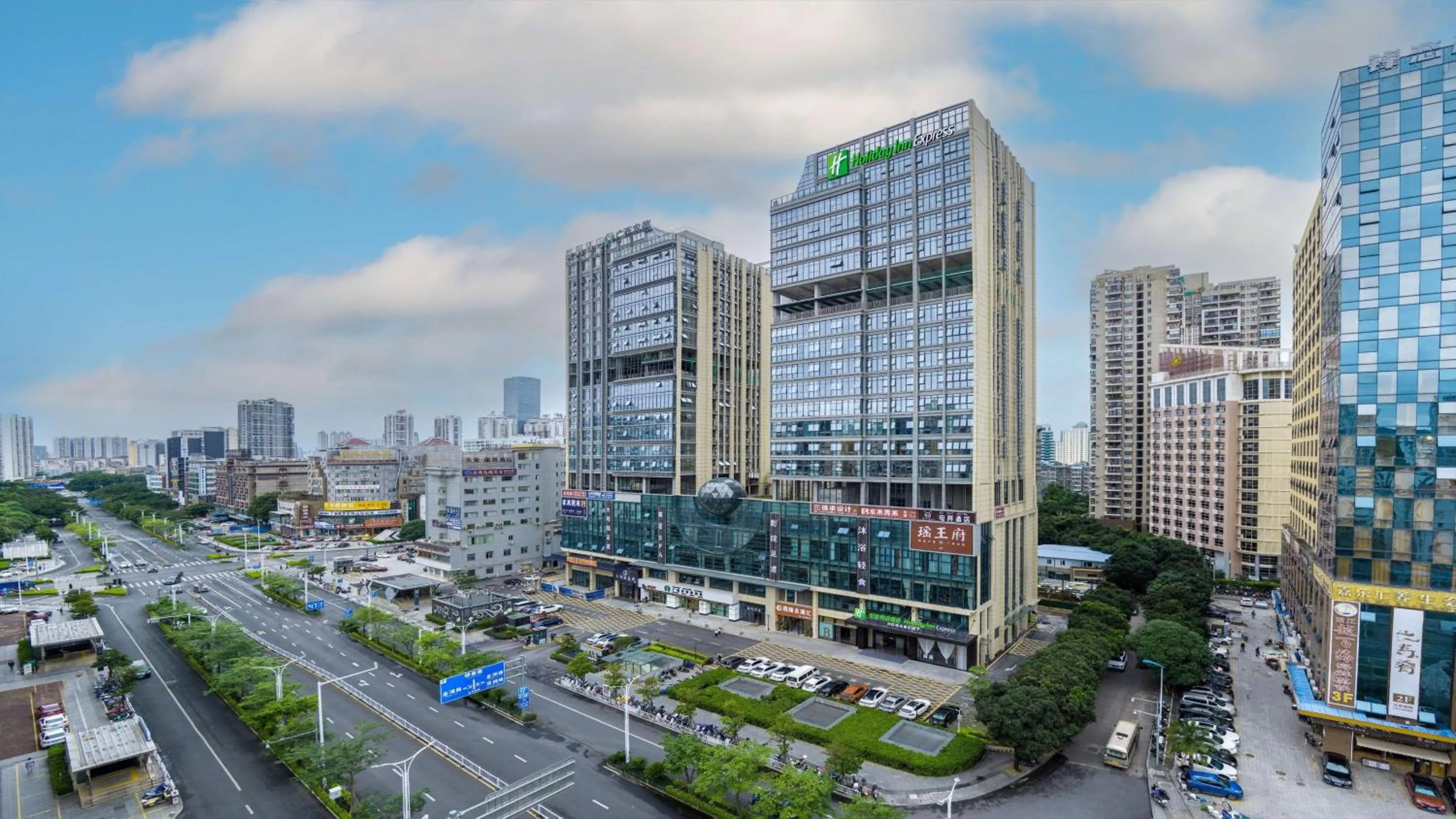 Property building in Holiday Inn Express Nanning Convention&Exhibition