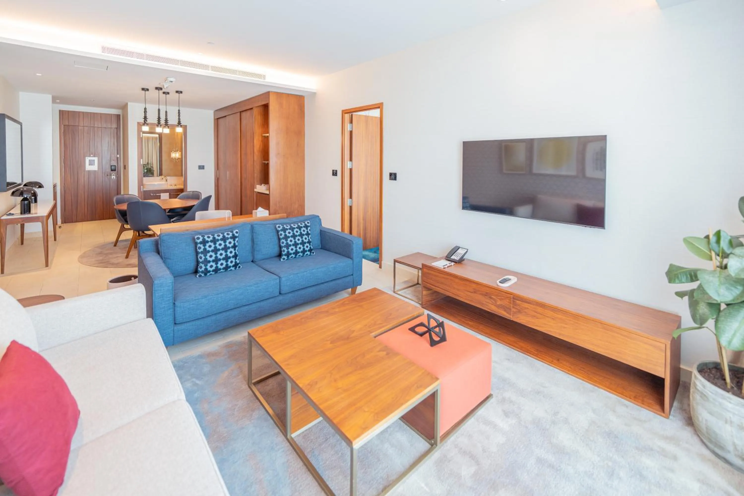 Living room in Abesq Doha Hotel and Residences, an IHG Hotel