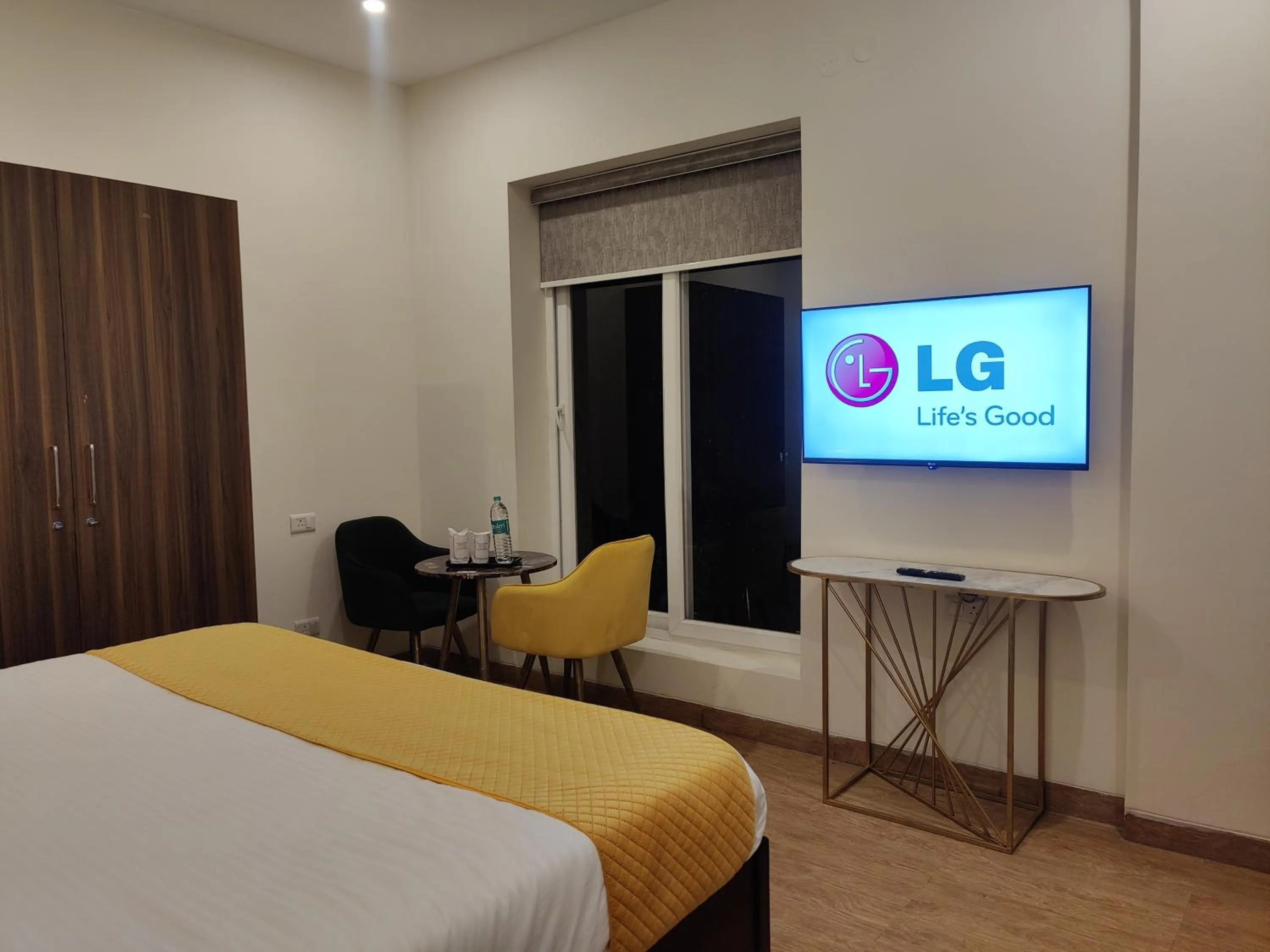 Communal lounge/ TV room, Bed in Amahi Inn I Signature Towers