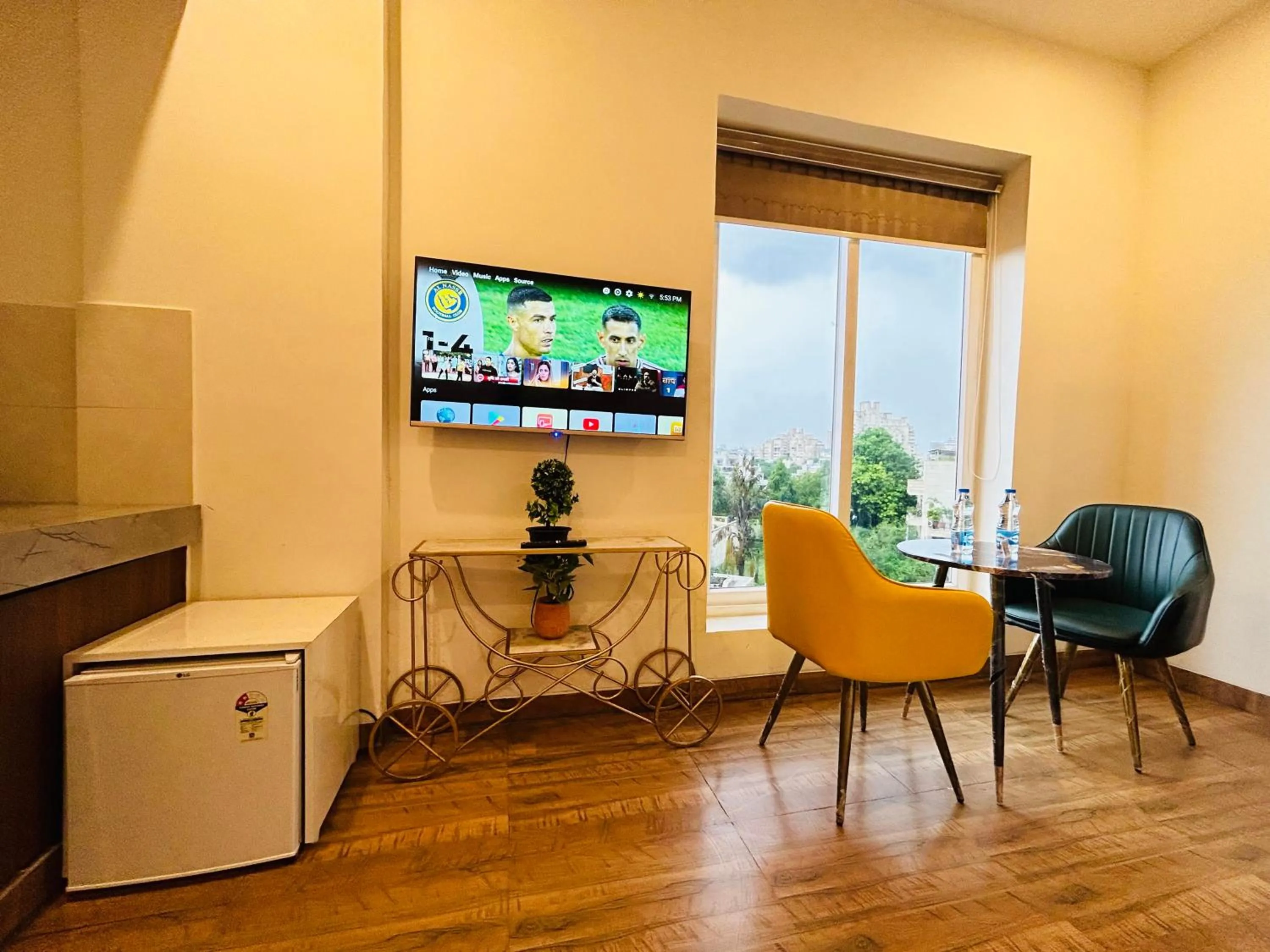 Communal lounge/ TV room in Amahi Inn I Signature Towers