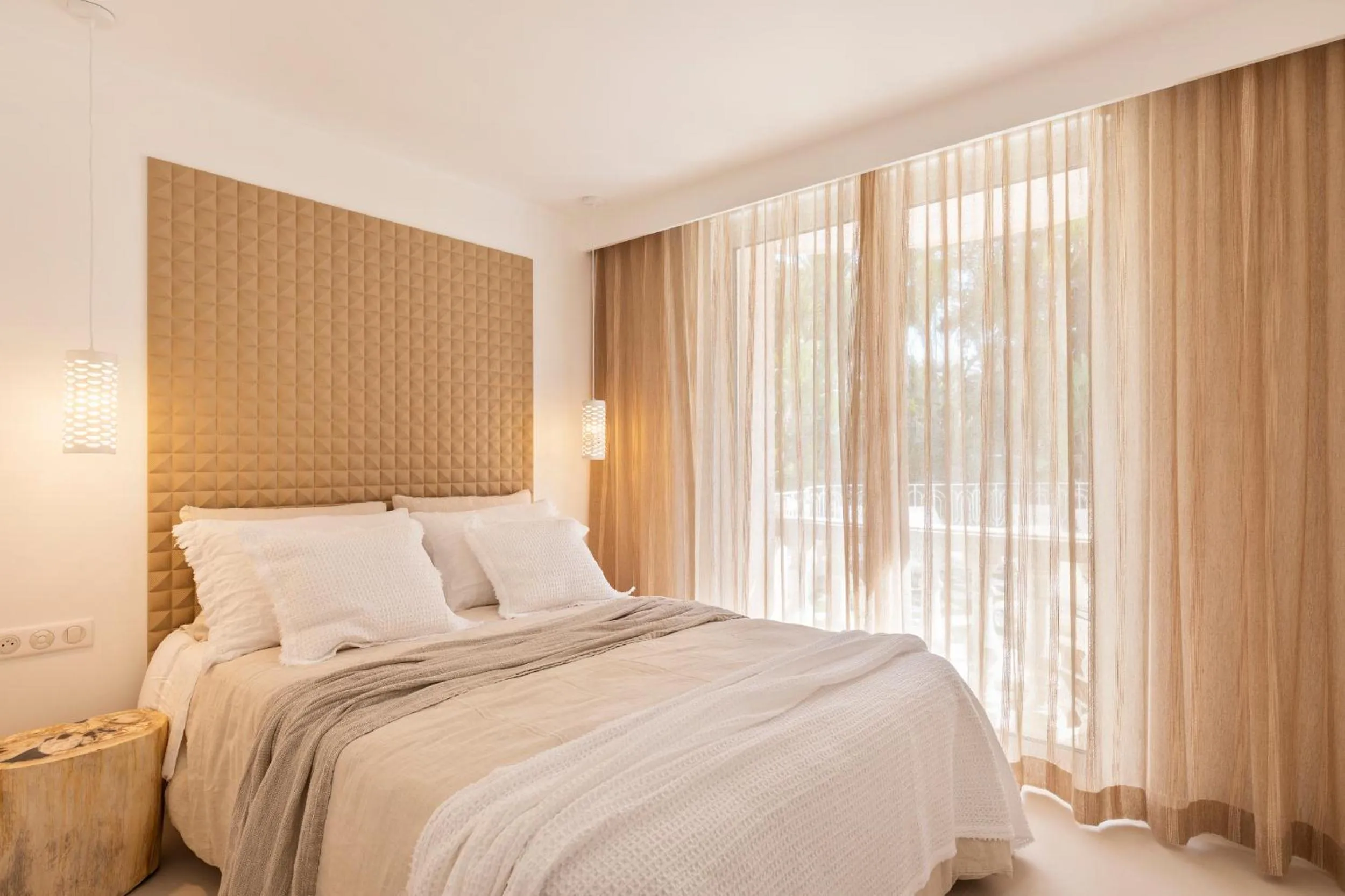 Bedroom, Bed in Maison Carla Rosa Cannes