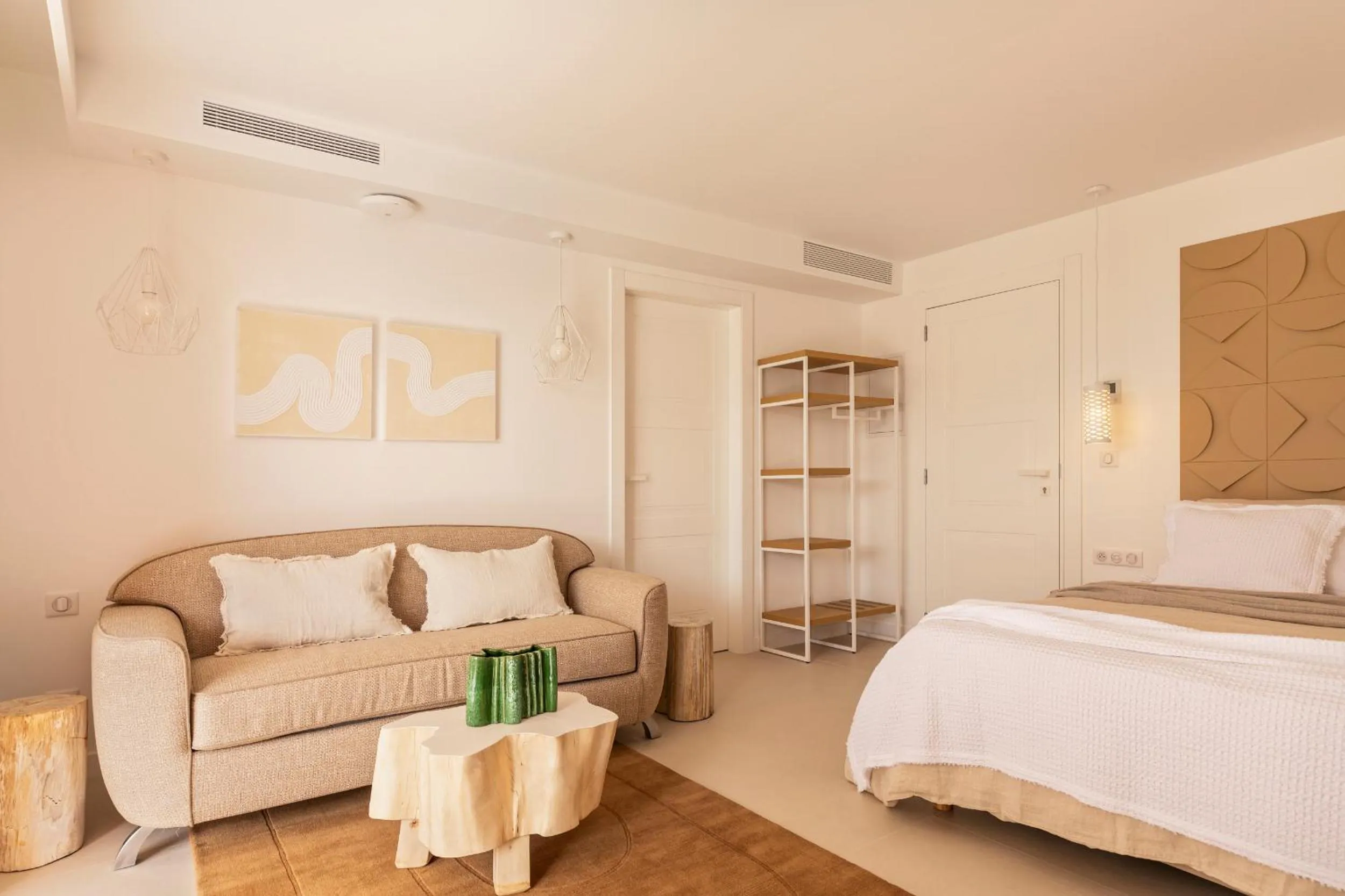 Seating area, Bed in Maison Carla Rosa Cannes