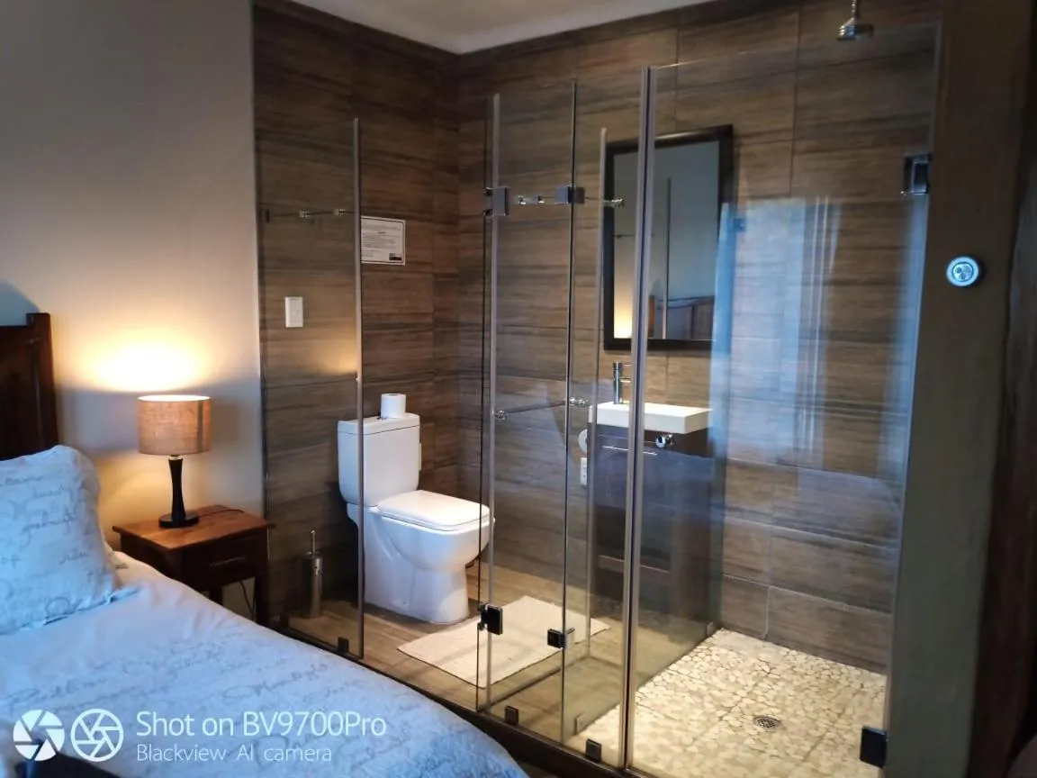 Photo of the whole room in Ndlovu Lodge