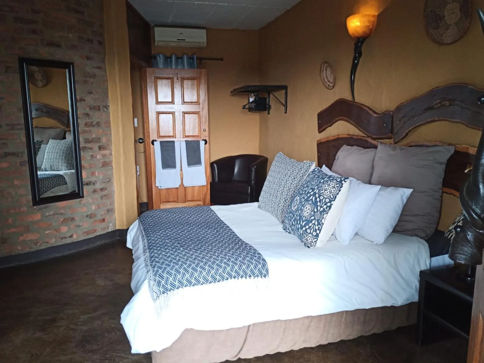 Photo of the whole room, Bed in Ndlovu Lodge