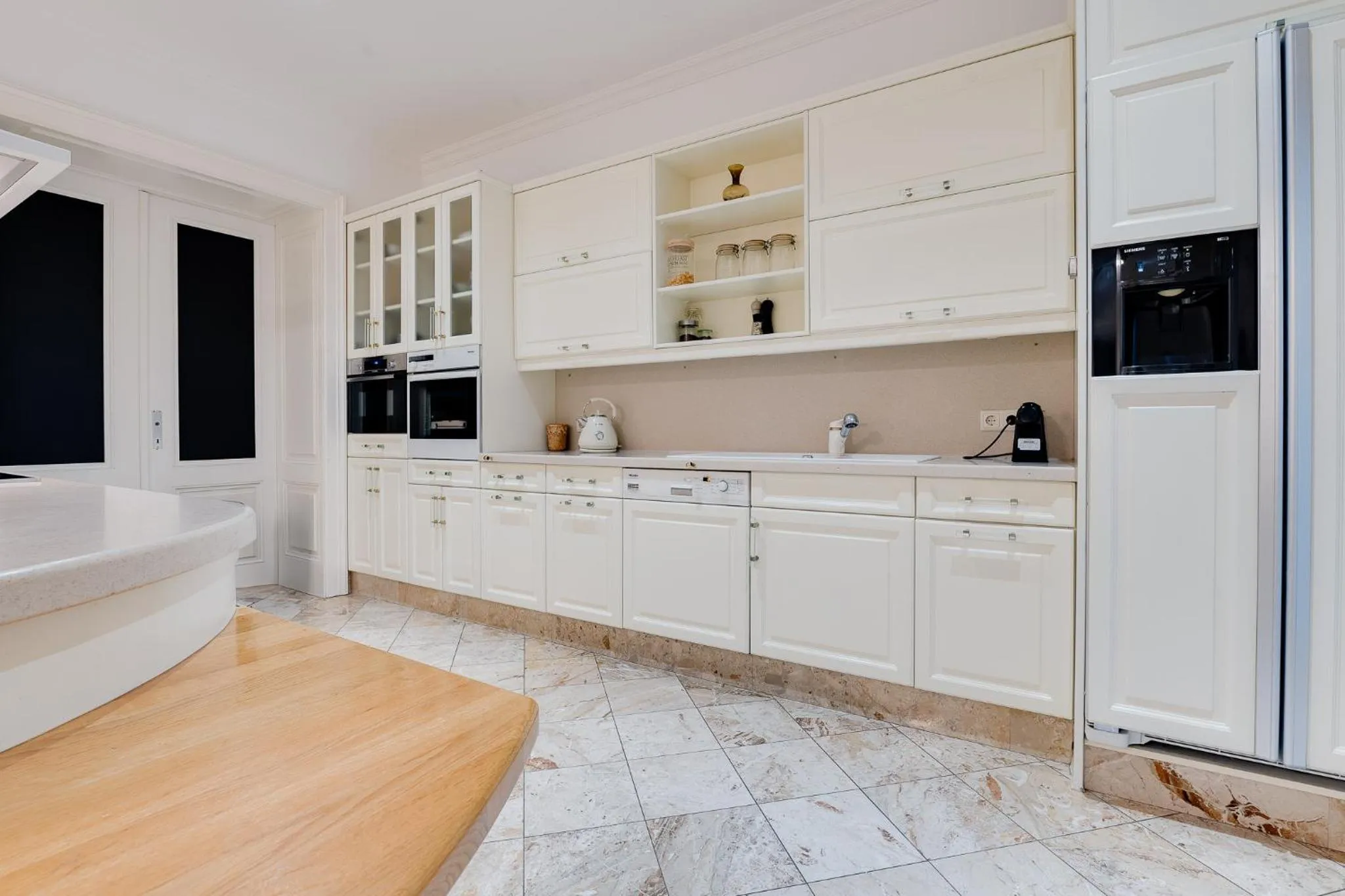 Communal lounge/ TV room in Atik Hotel Vienna