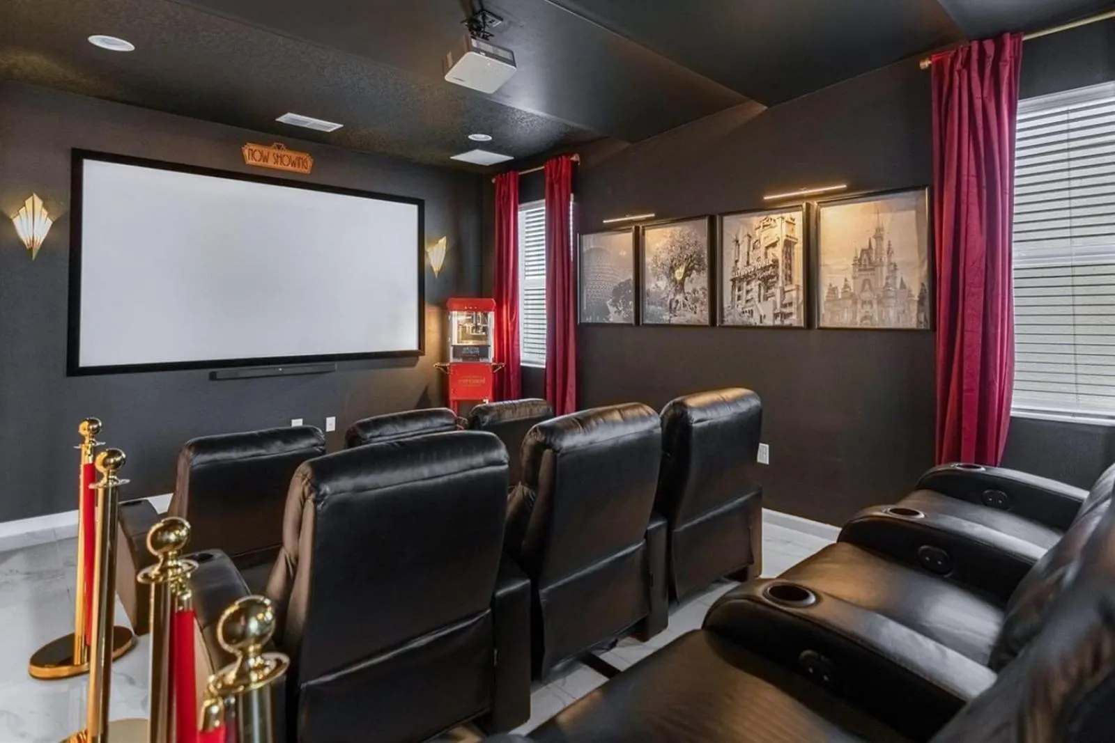 TV and multimedia in 5BR Family Home with Pool & Hot Tub Near Disney