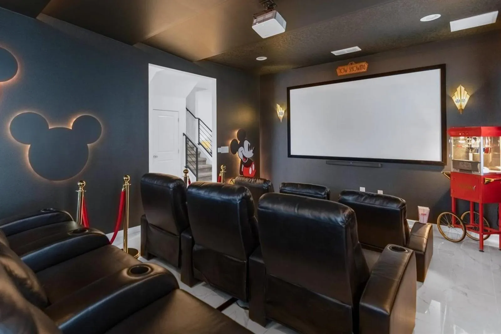 TV and multimedia in 5BR Family Home with Pool & Hot Tub Near Disney