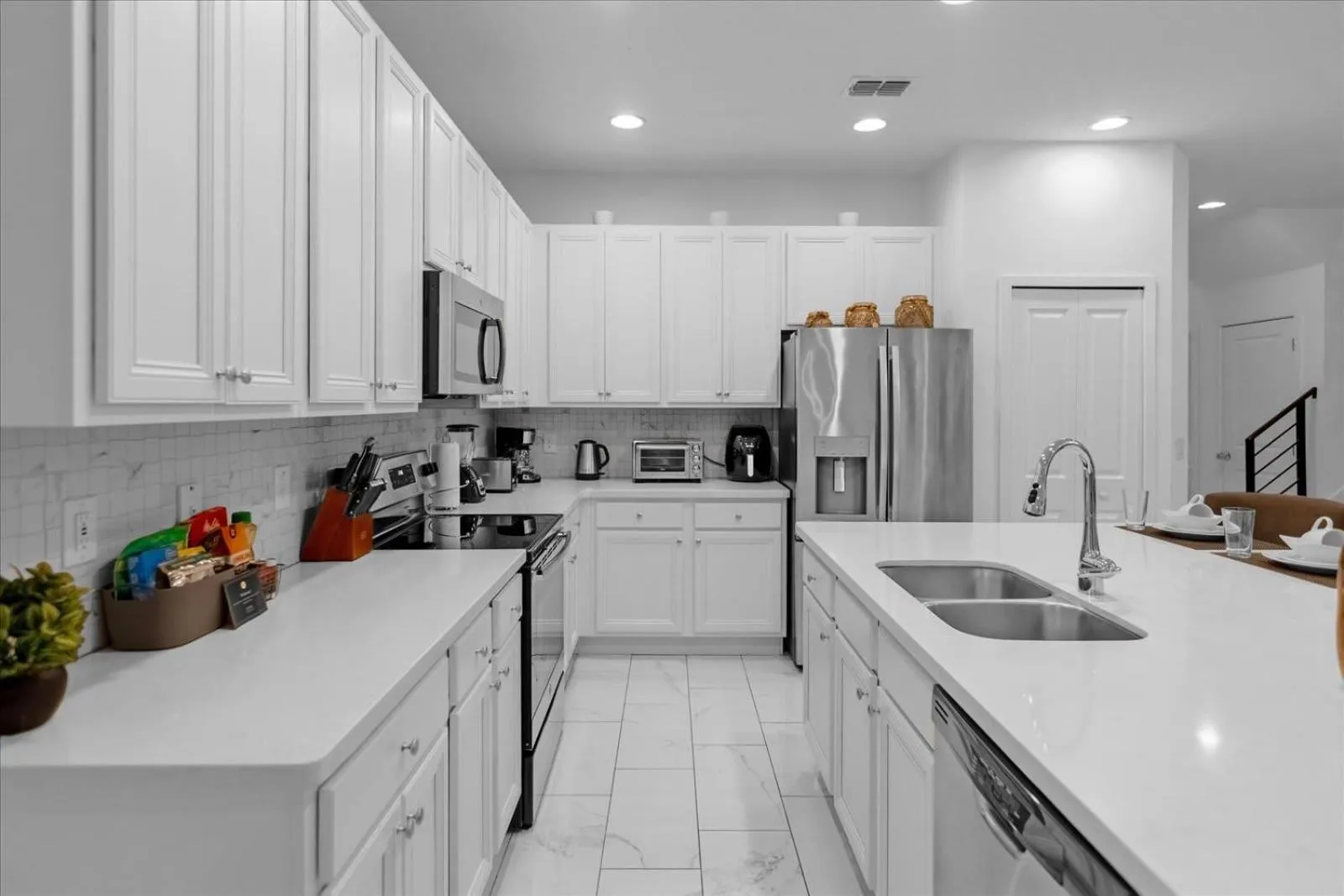 Kitchen or kitchenette in 5BR Family Home with Pool & Hot Tub Near Disney