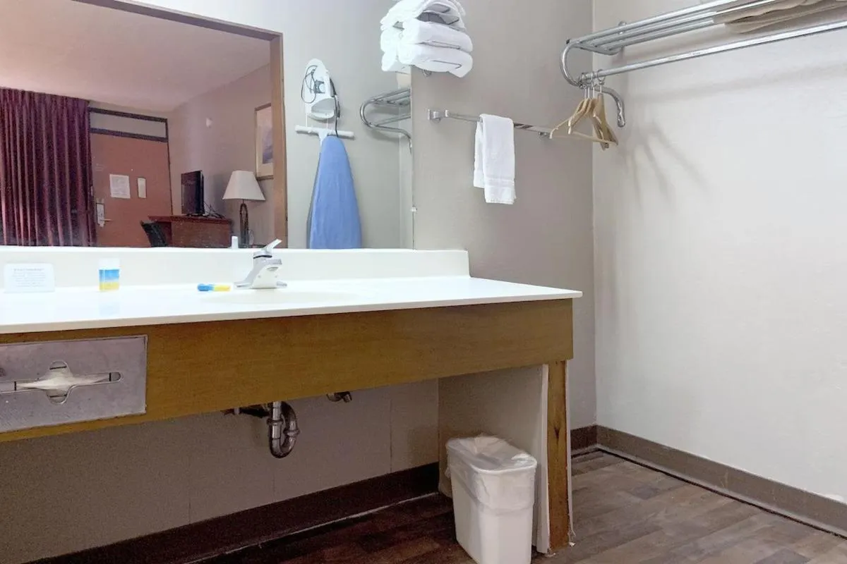 Paris Inn and Suites