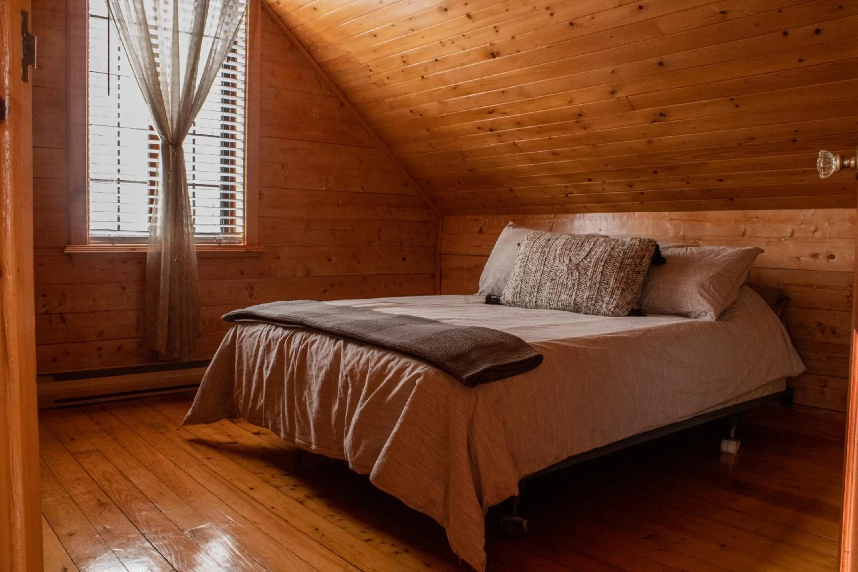 Bedroom, Bed in Les Chalets Tourisma - Maison de campagne avec spa - La Campagnarde