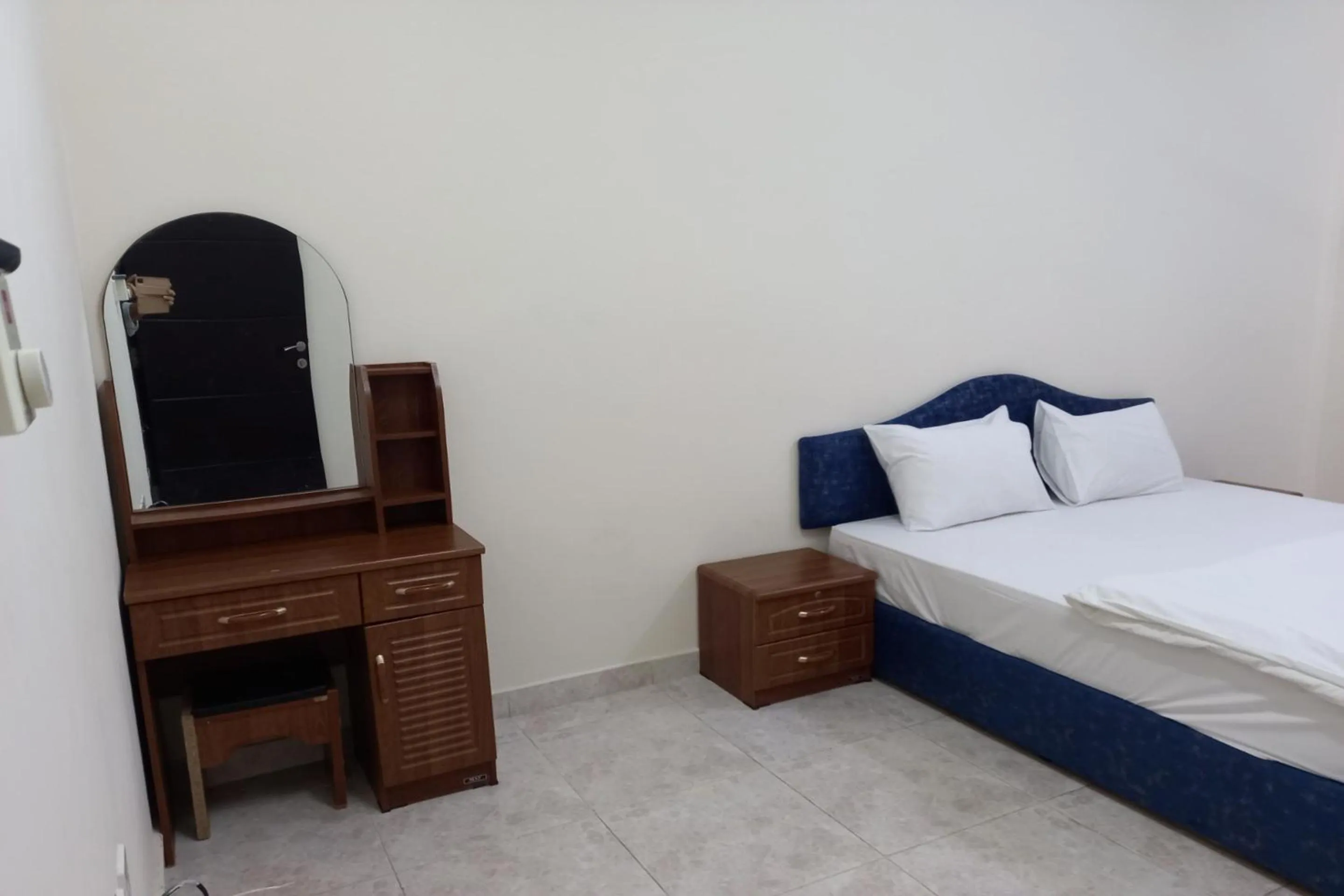 Bedroom, Bed in Super OYO 147 Babylon Furnished Apartment
