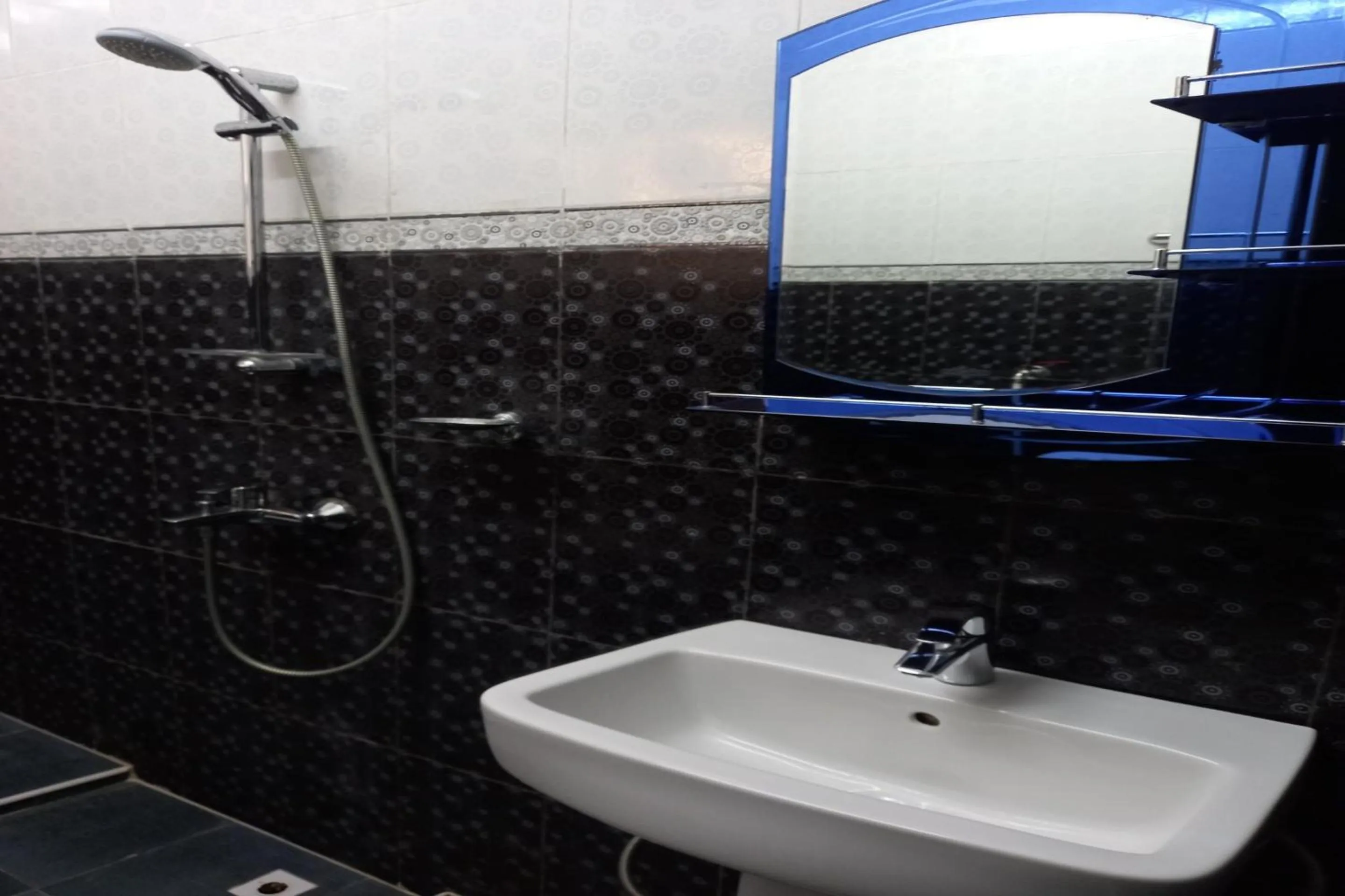 Bathroom in Super OYO 147 Babylon Furnished Apartment