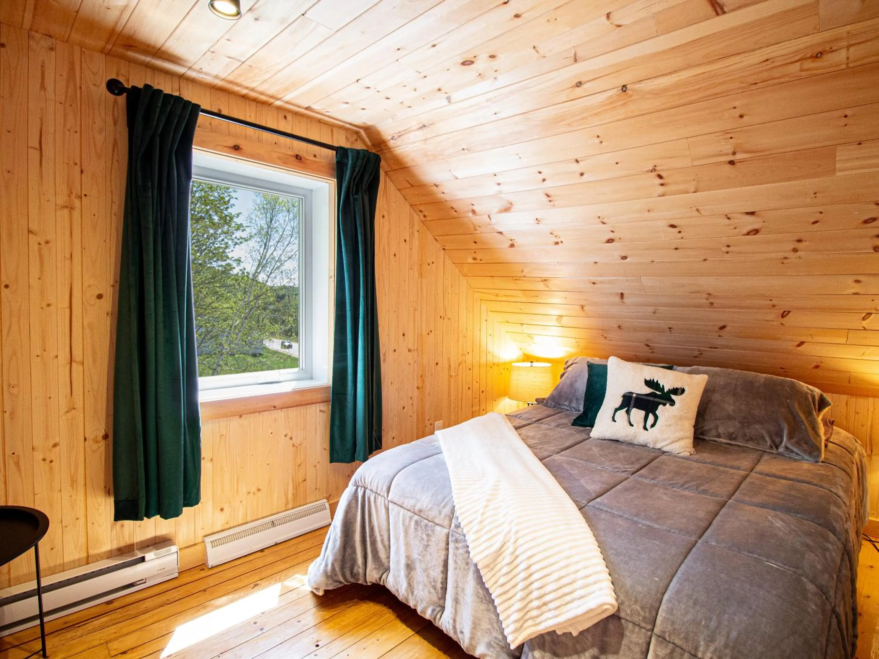 Bedroom, Bed in Les Chalets Tourisma - Chalet tout équipé avec foyer - La Voisine