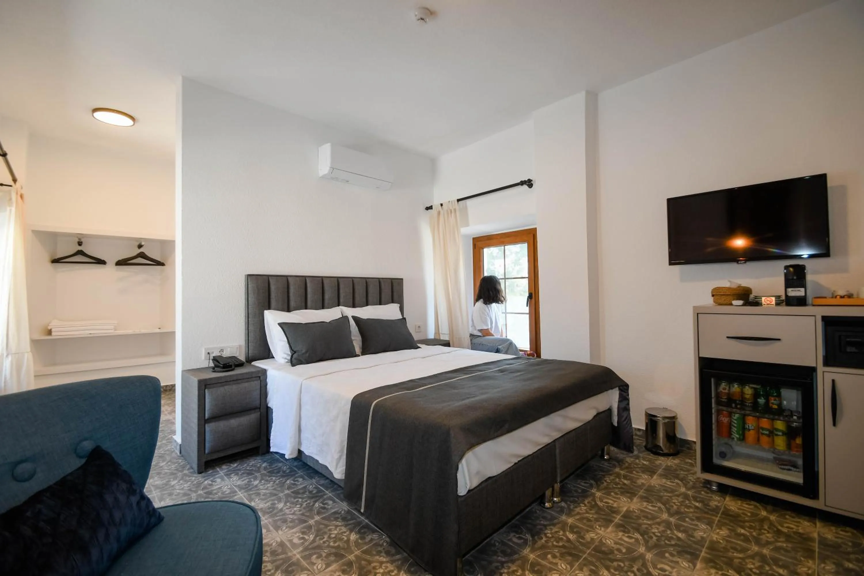 Communal lounge/ TV room, Bed in Swan Boutique Hotel