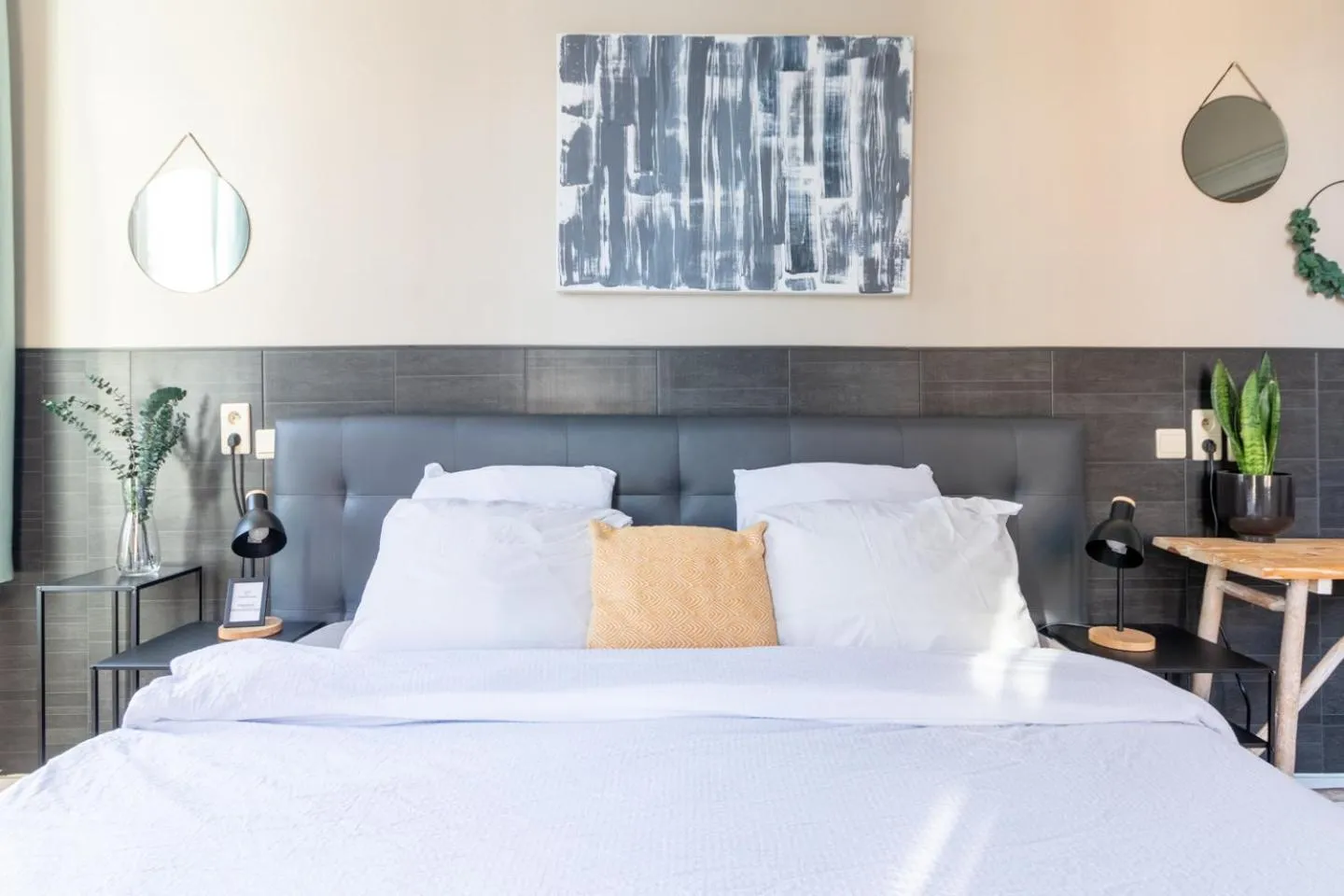 Bed in Hotel Entree - Canal View Bruges