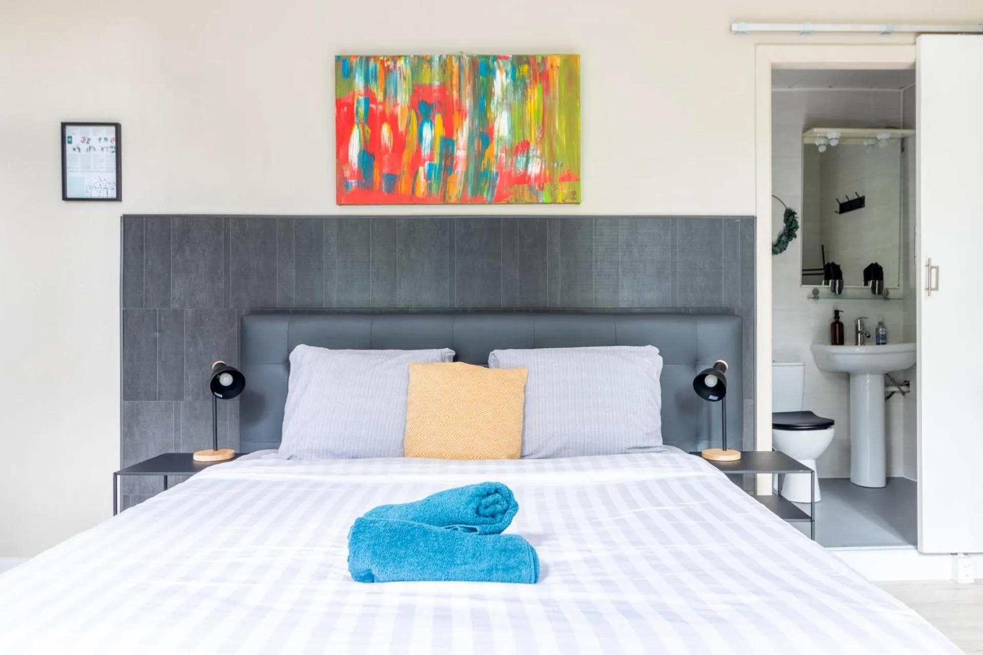 Bed in Hotel Entree - Canal View Bruges