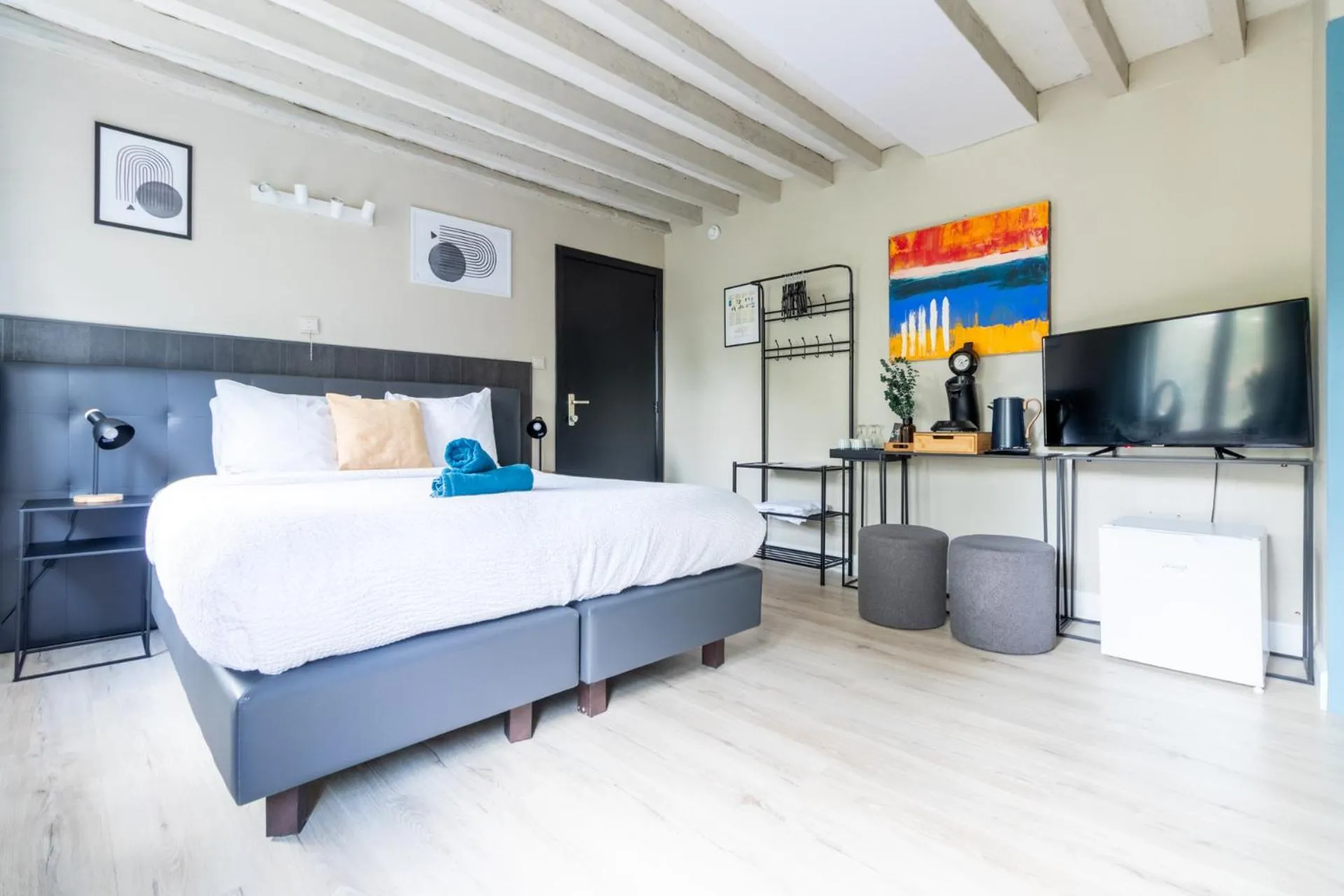 Bed in Hotel Entree - Canal View Bruges