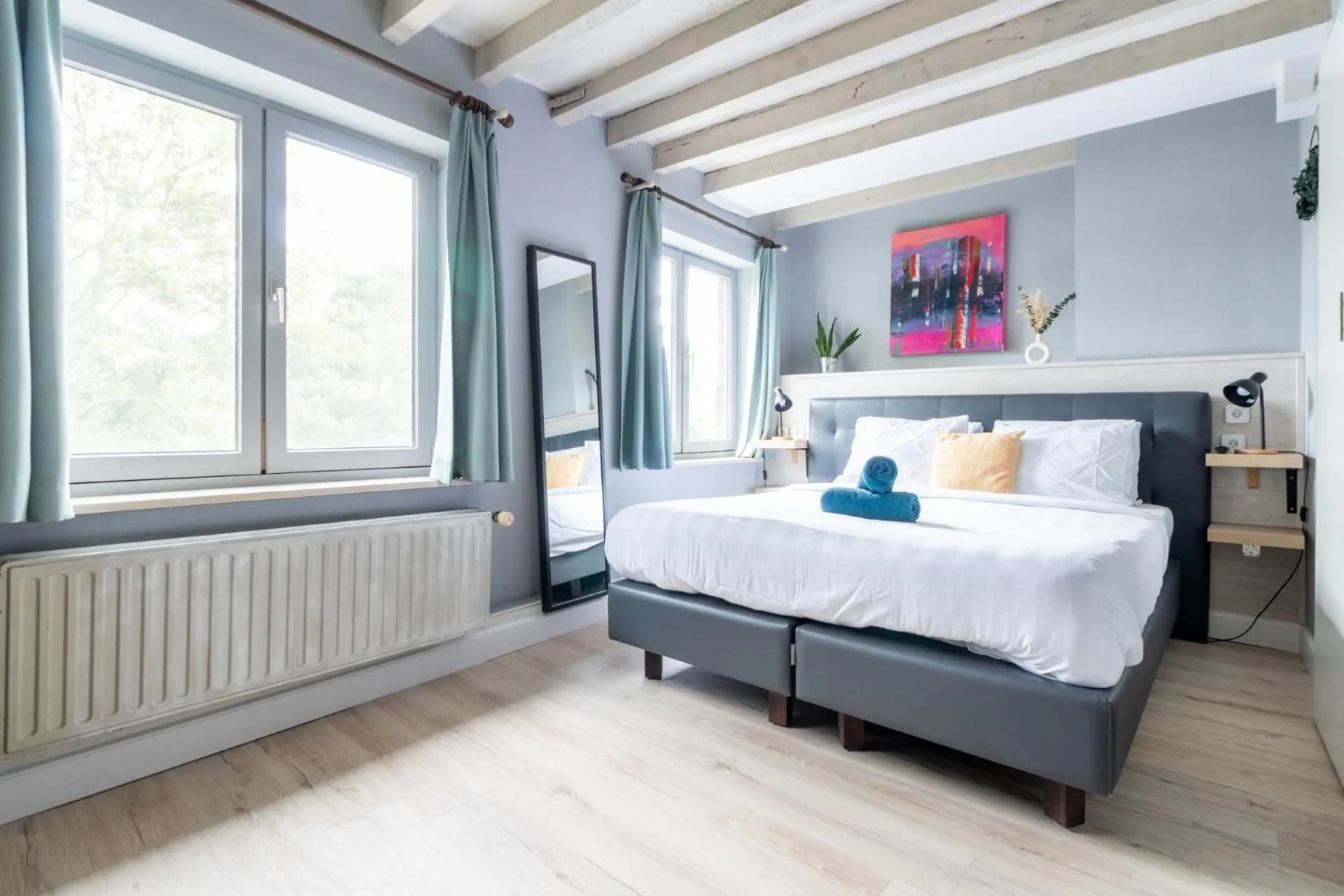 Bedroom, Bed in Hotel Entree - Canal View Bruges