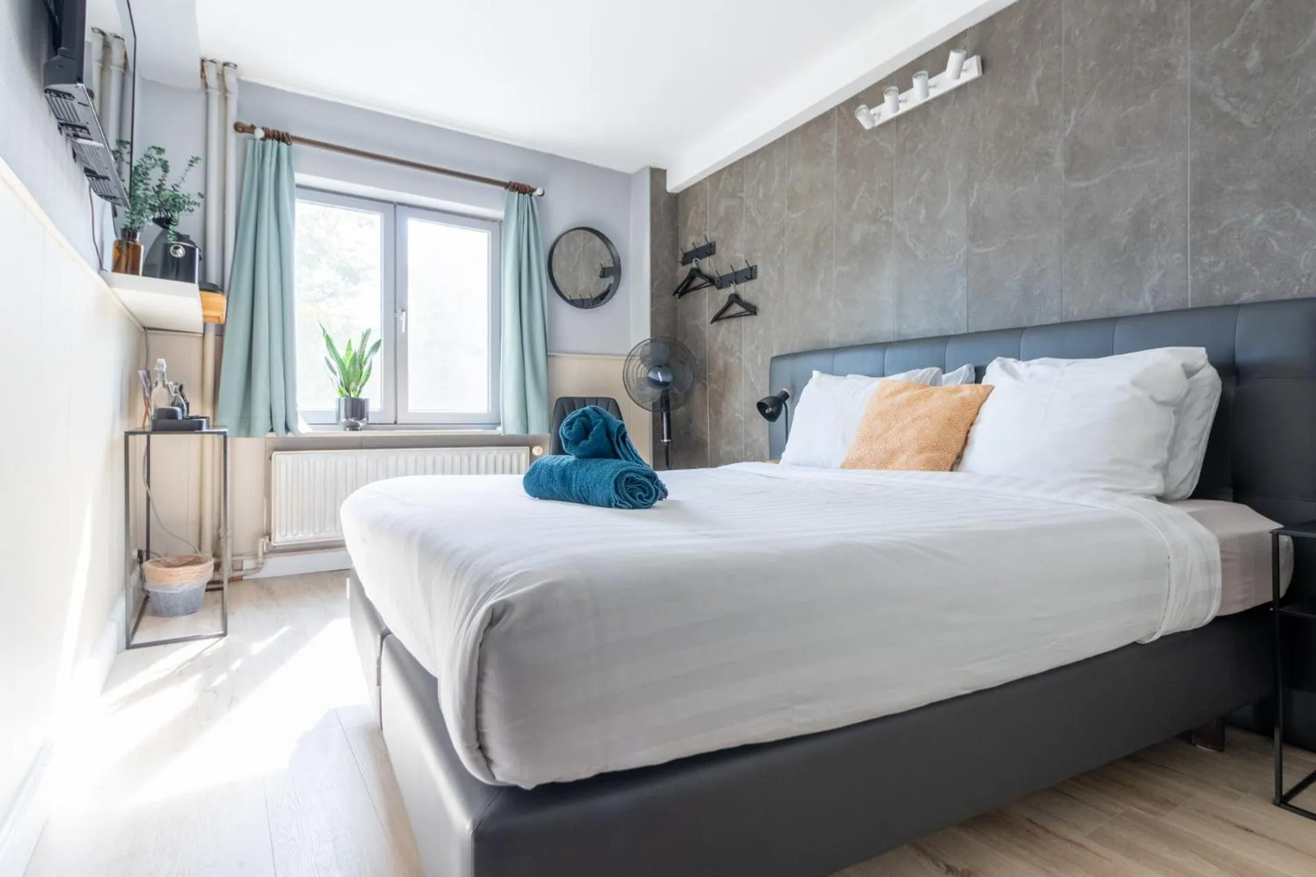 Bed in Hotel Entree - Canal View Bruges