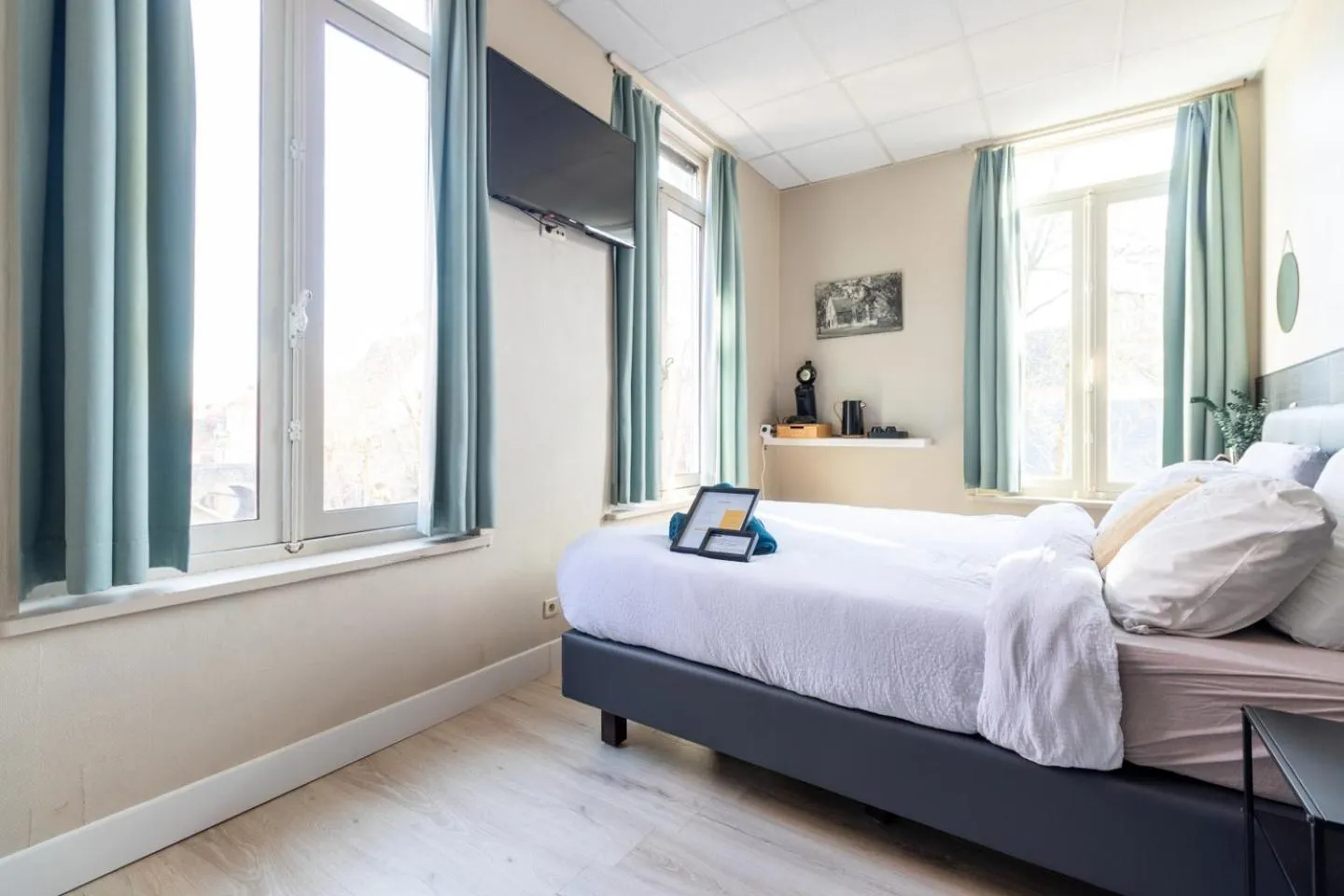 Bed in Hotel Entree - Canal View Bruges