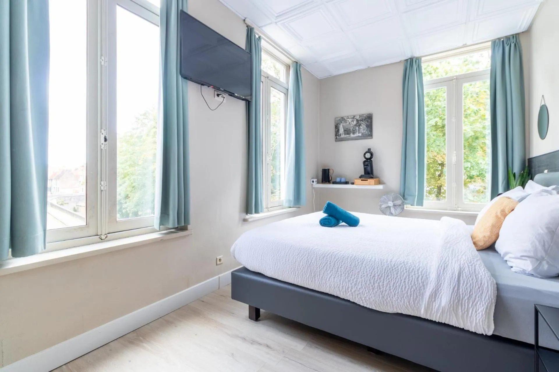 TV and multimedia, Bed in Hotel Entree - Canal View Bruges