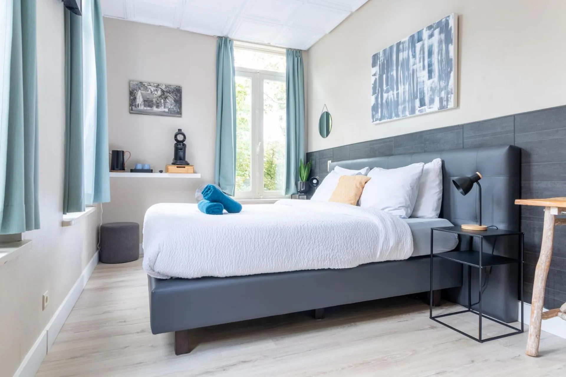 Bed in Hotel Entree - Canal View Bruges