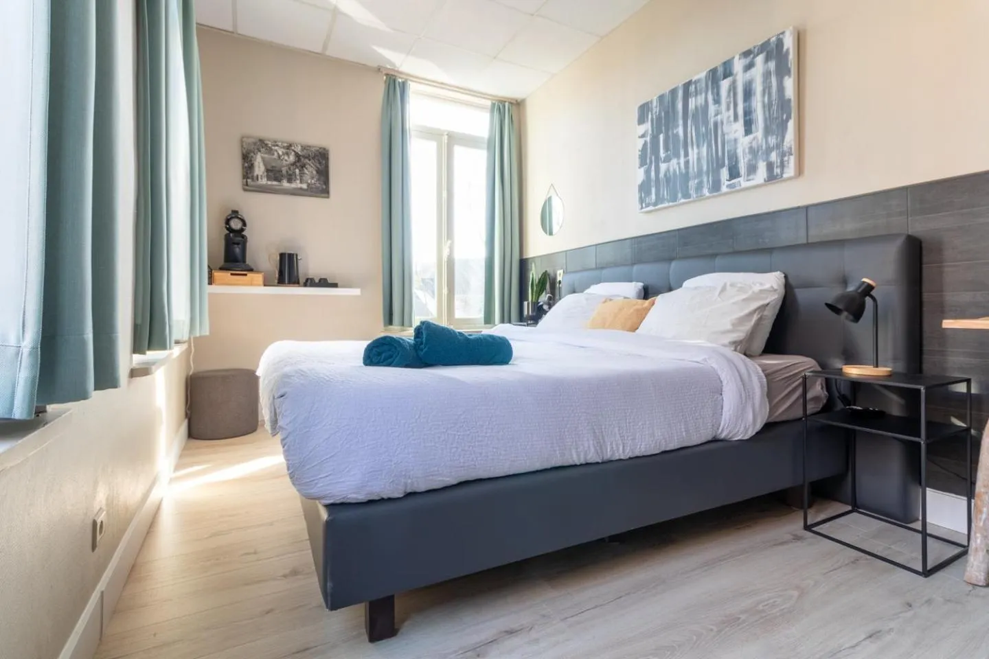 Bed in Hotel Entree - Canal View Bruges