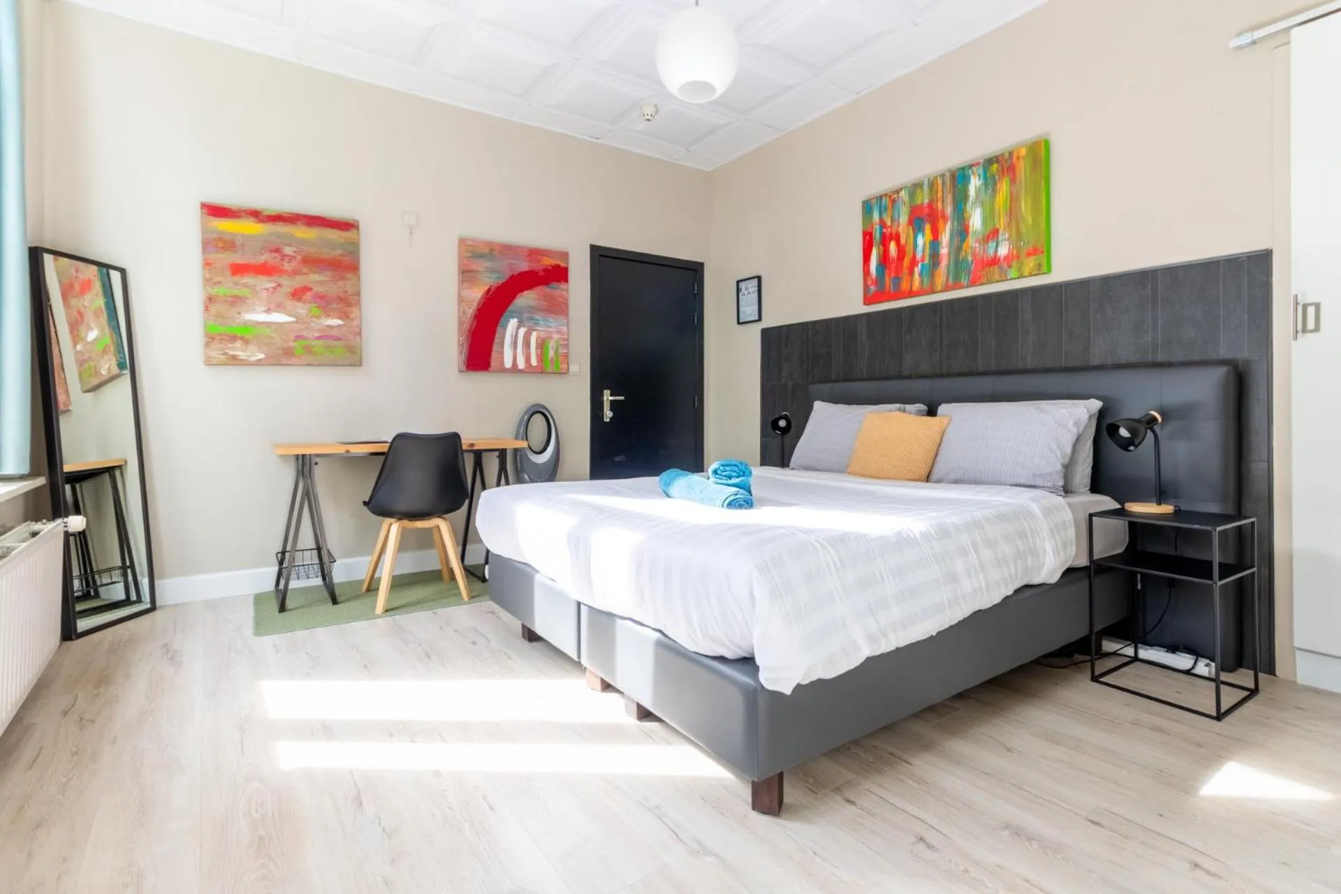 Bed in Hotel Entree - Canal View Bruges