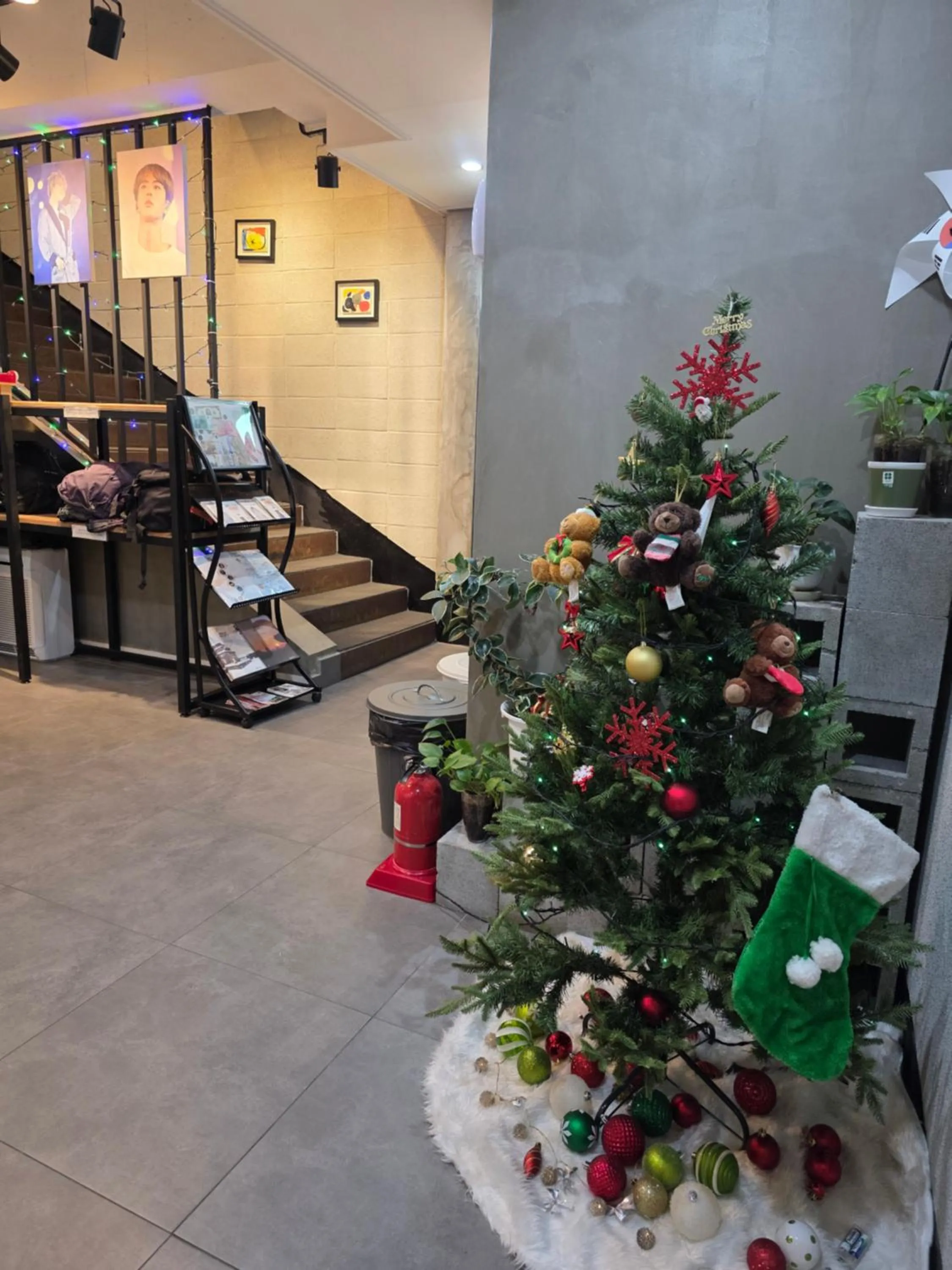 Communal lounge/ TV room in Aha Stay